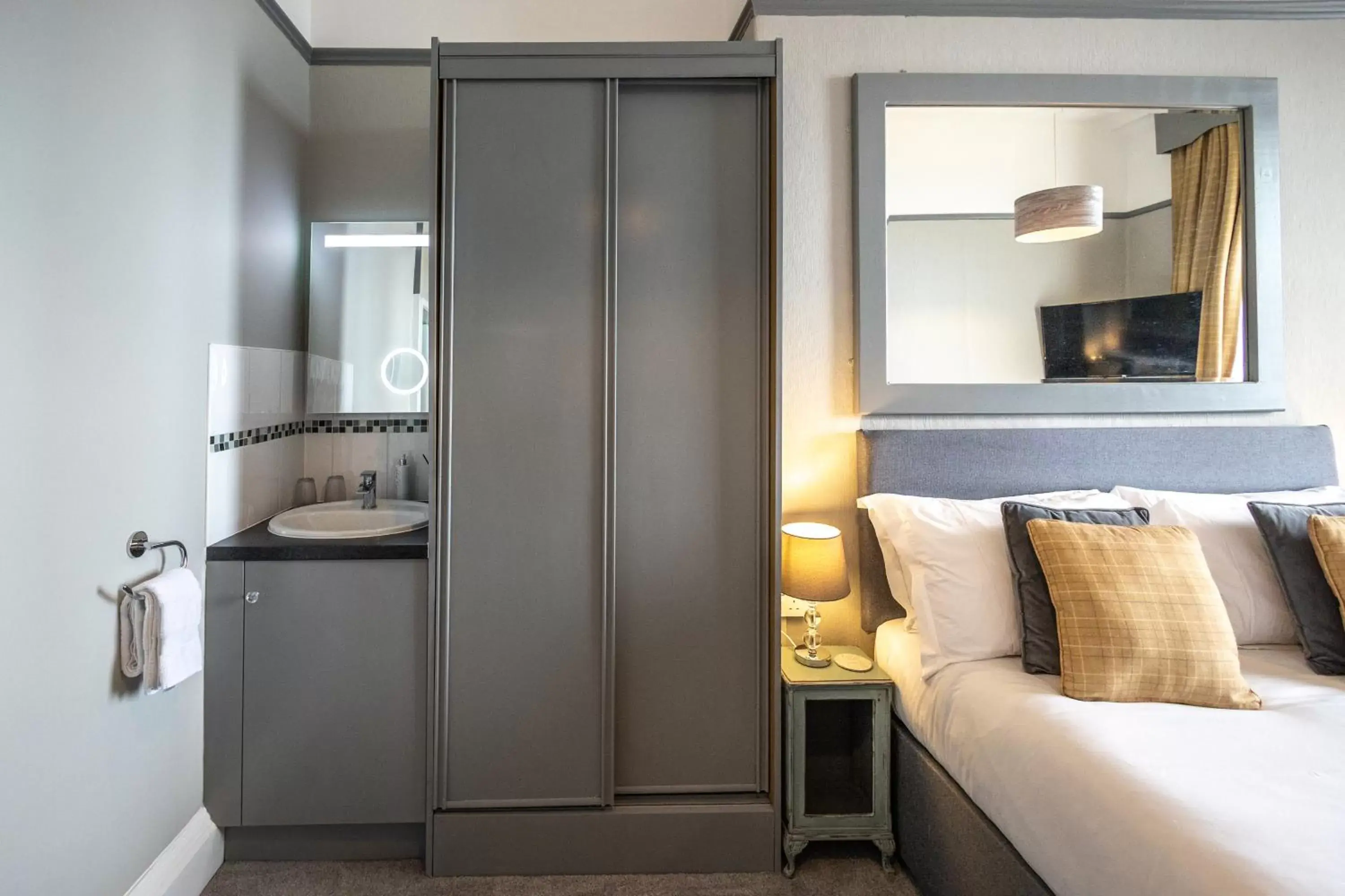 Bedroom, Bathroom in Gloucester House