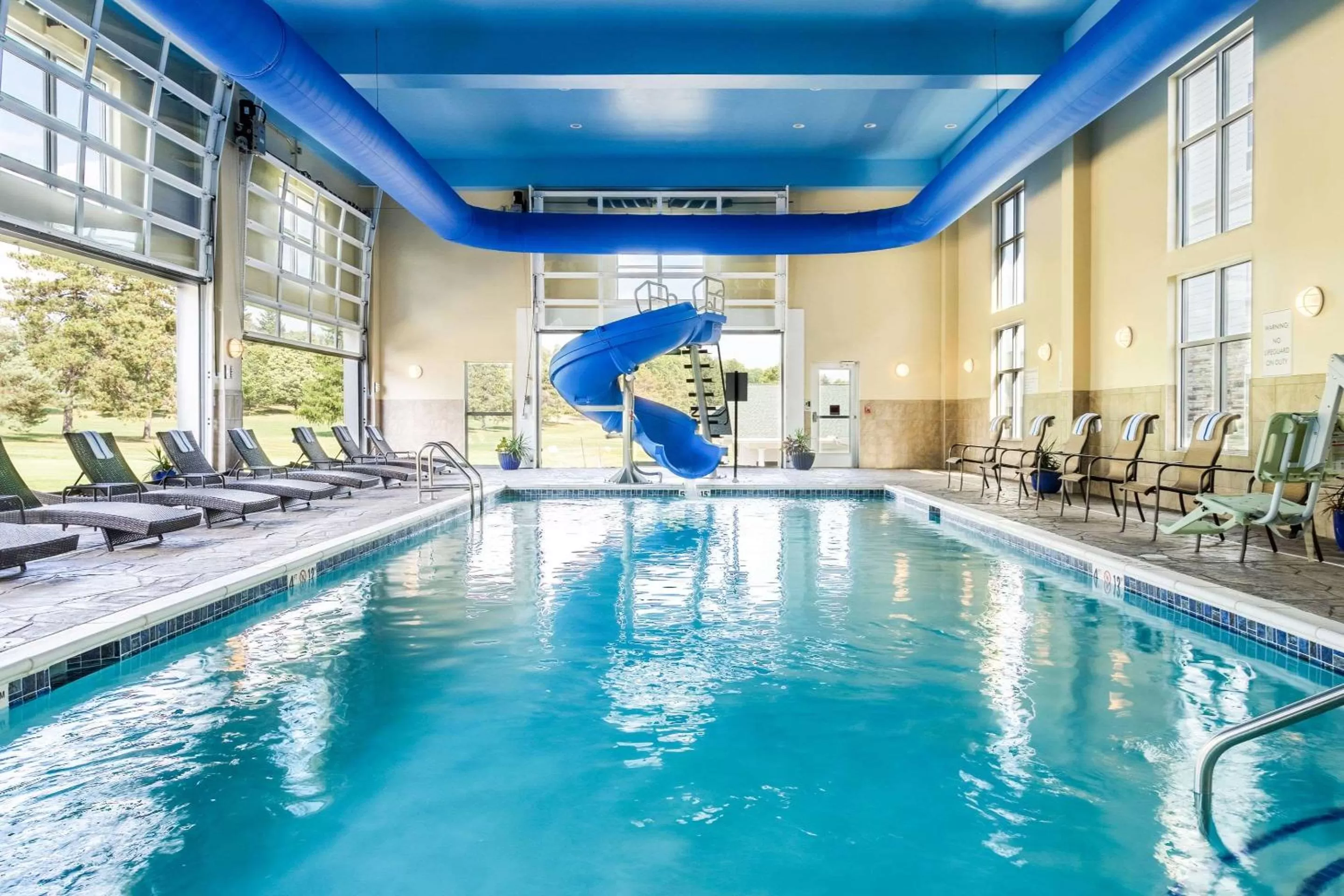Swimming pool in Comfort Suites DuBois Country Club