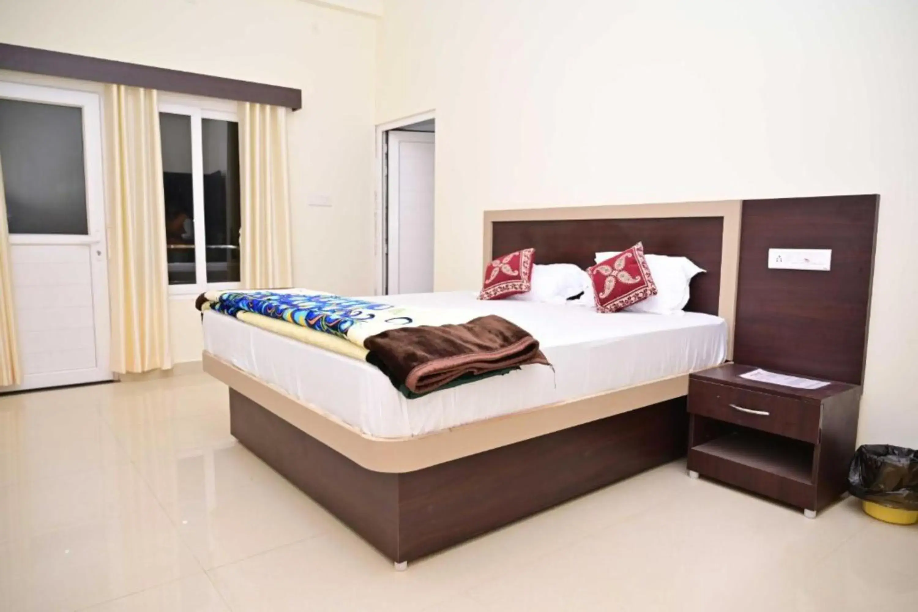 Bed in Goroomgo Nath Palace Varanasi