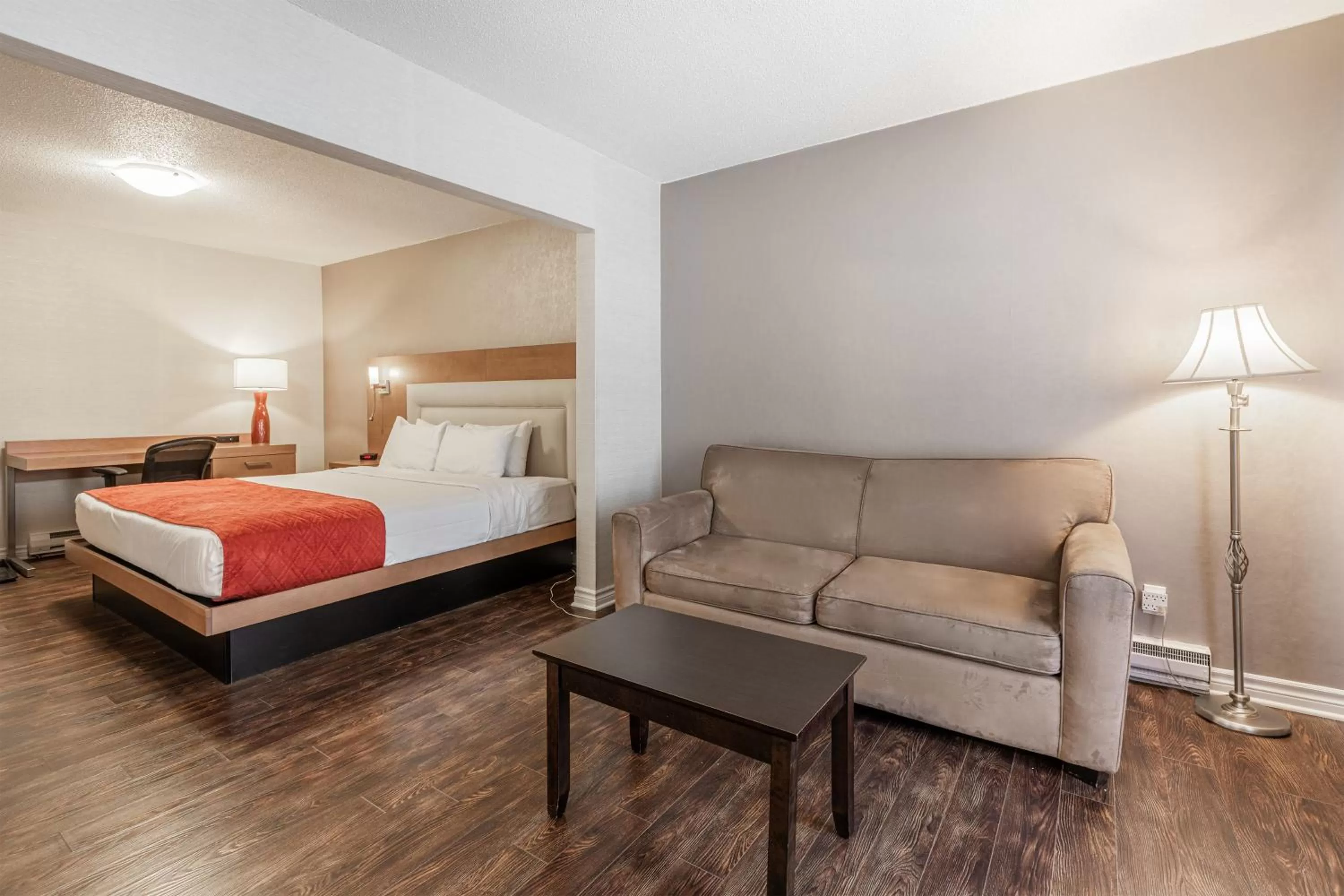 Bathroom, Bed in Hotel Universel