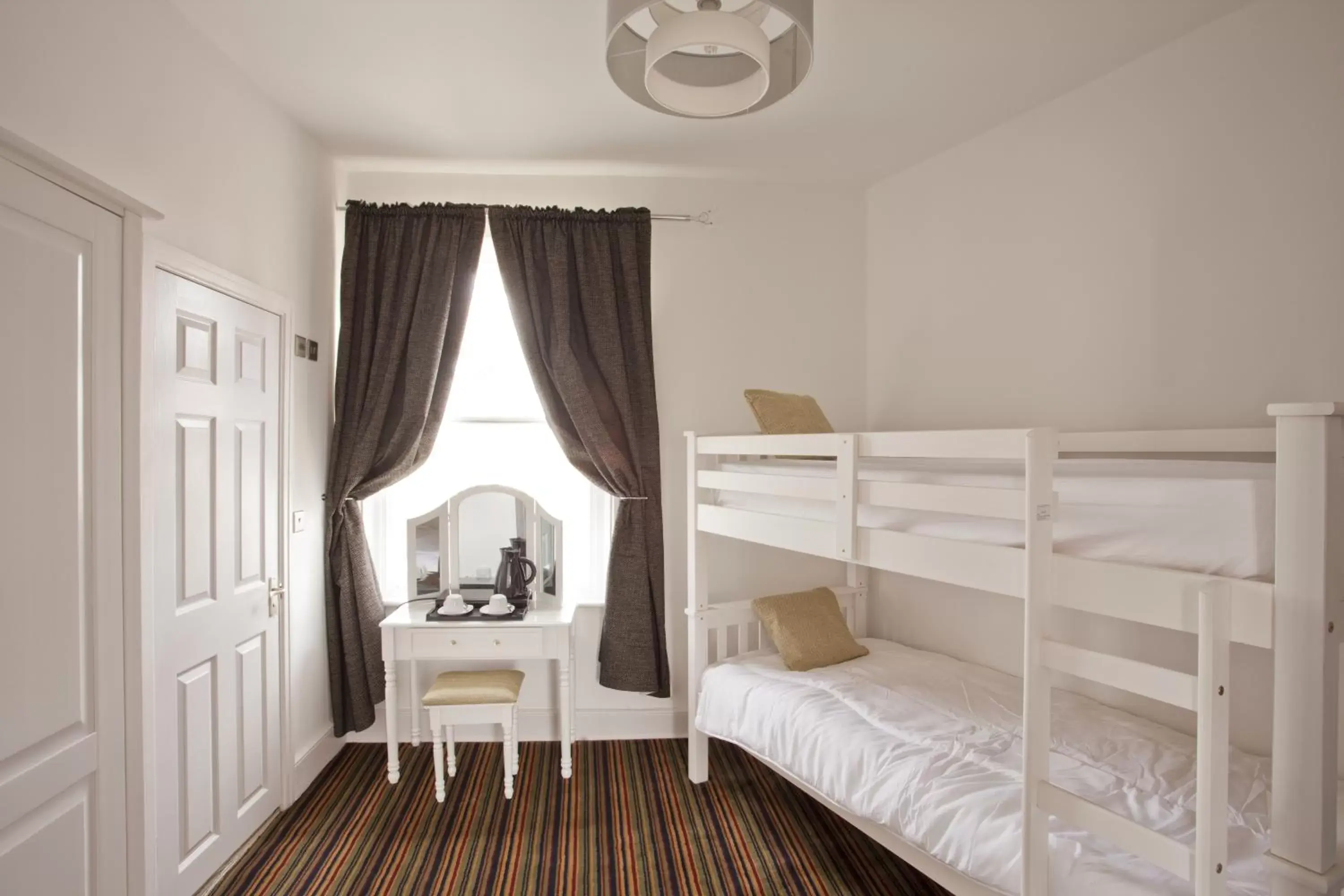 Bedroom, Bunk Bed in Burton Stone Inn - Free Parking on site