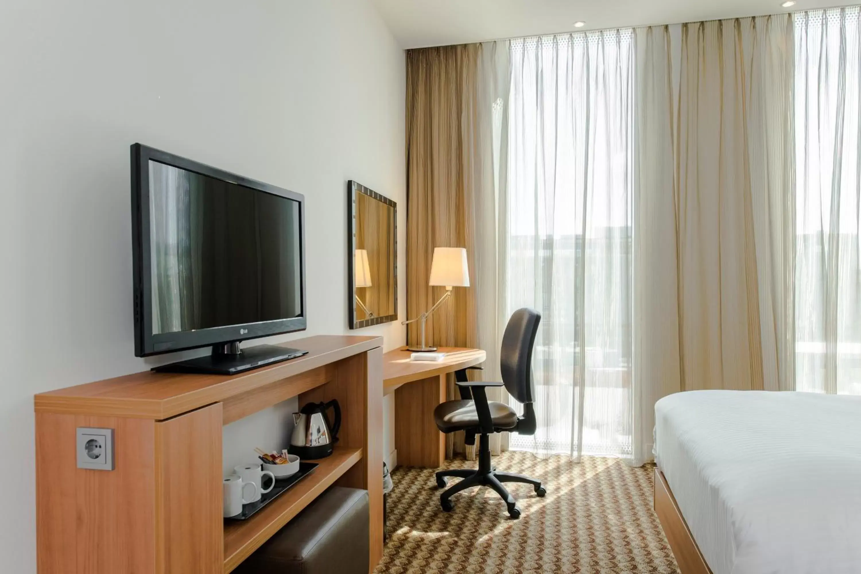 Bed, TV/Entertainment Center in Hampton by Hilton Amsterdam Airport Schiphol