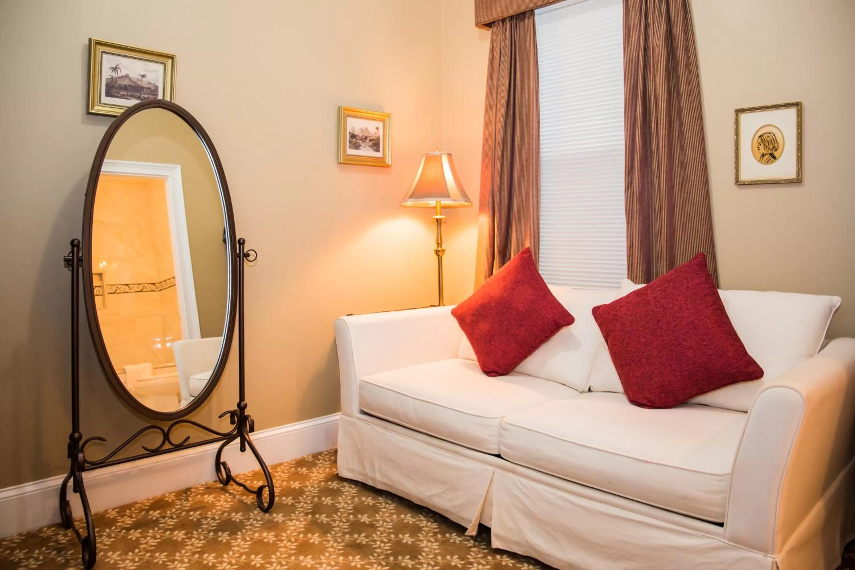 Seating area, Bed in Almondy Inn Bed & Breakfast