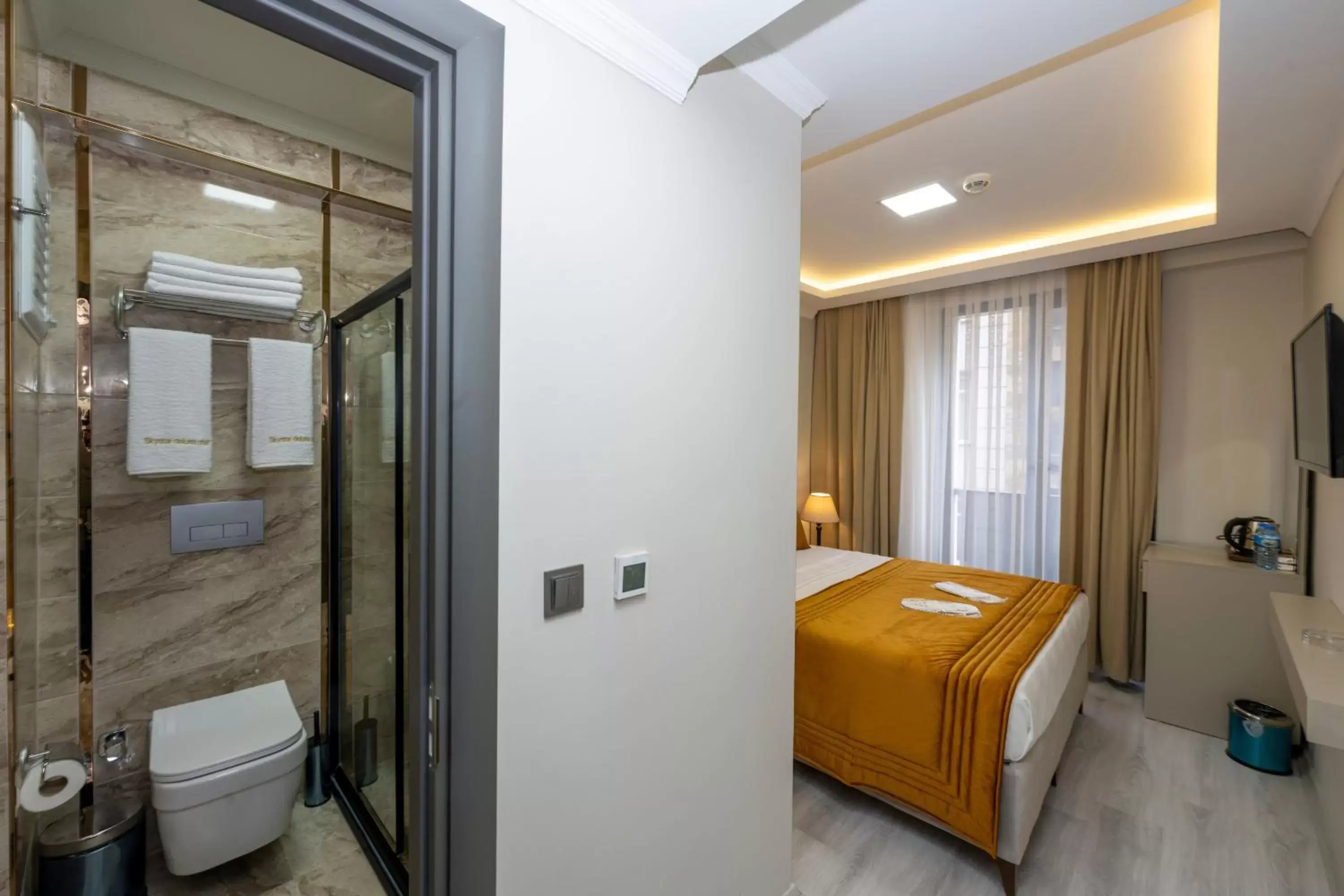 Toilet, Bed in SKYSTAR DELUXE HOTEL Toilet, Bed in SKYSTAR DELUXE HOTEL