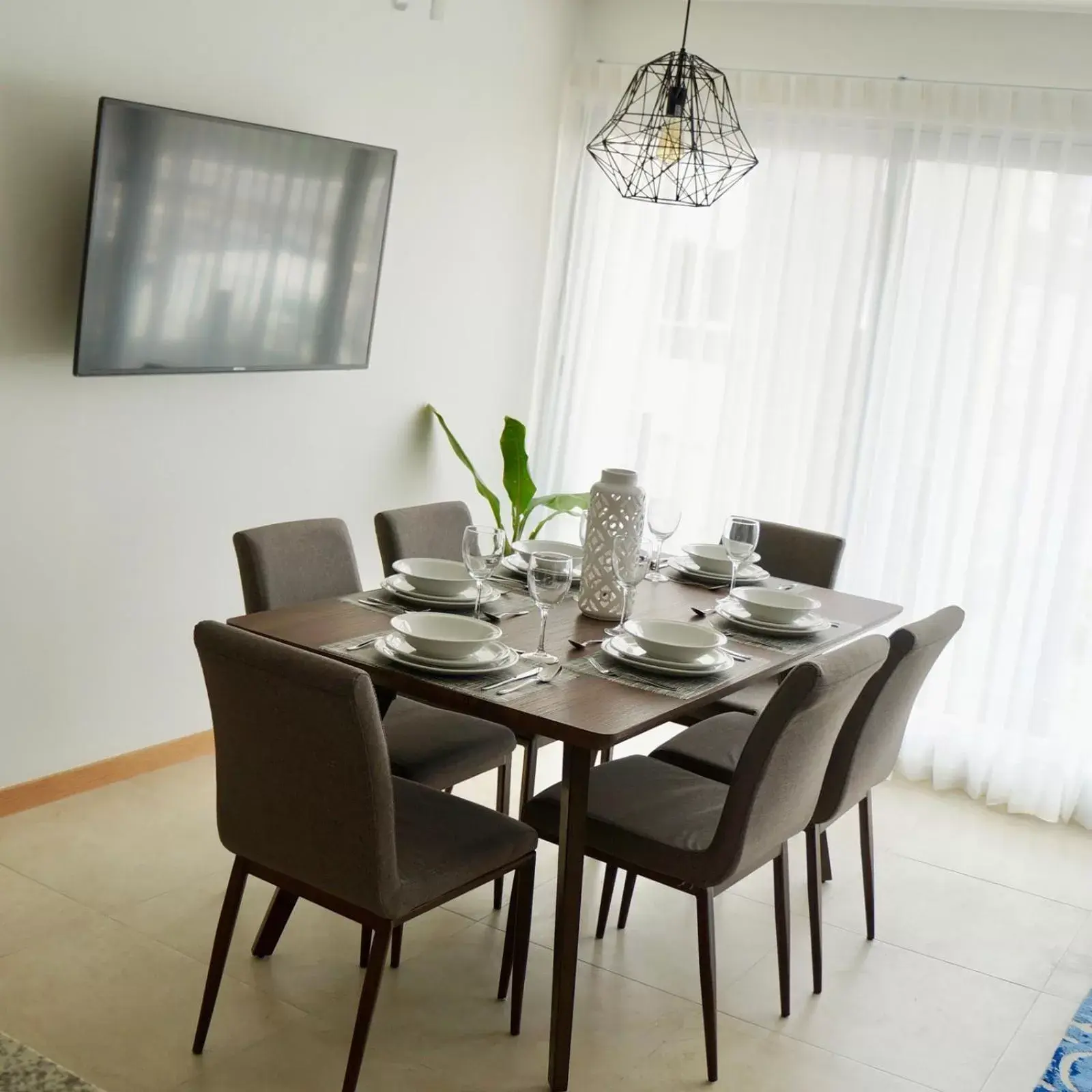 Dining Area in Metropolitan Suites