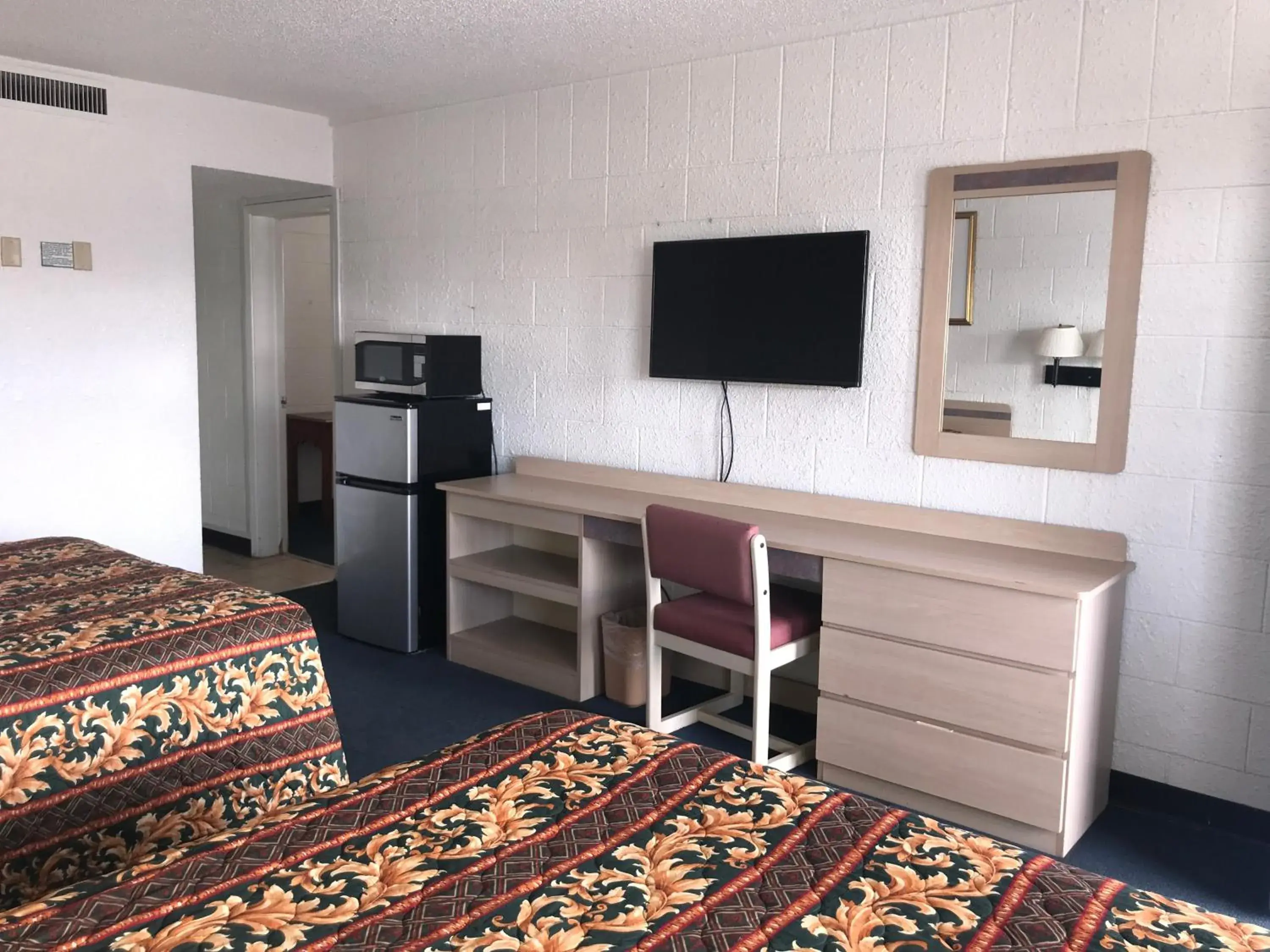 TV and multimedia, TV/Entertainment Center in Super Lodge Motel El Paso