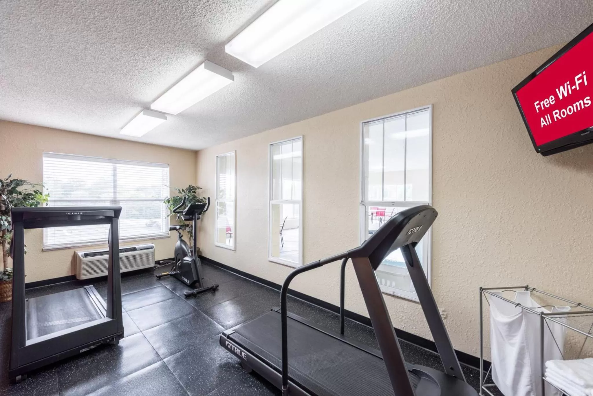Fitness centre/facilities in Red Roof Inn & Suites Knoxville East