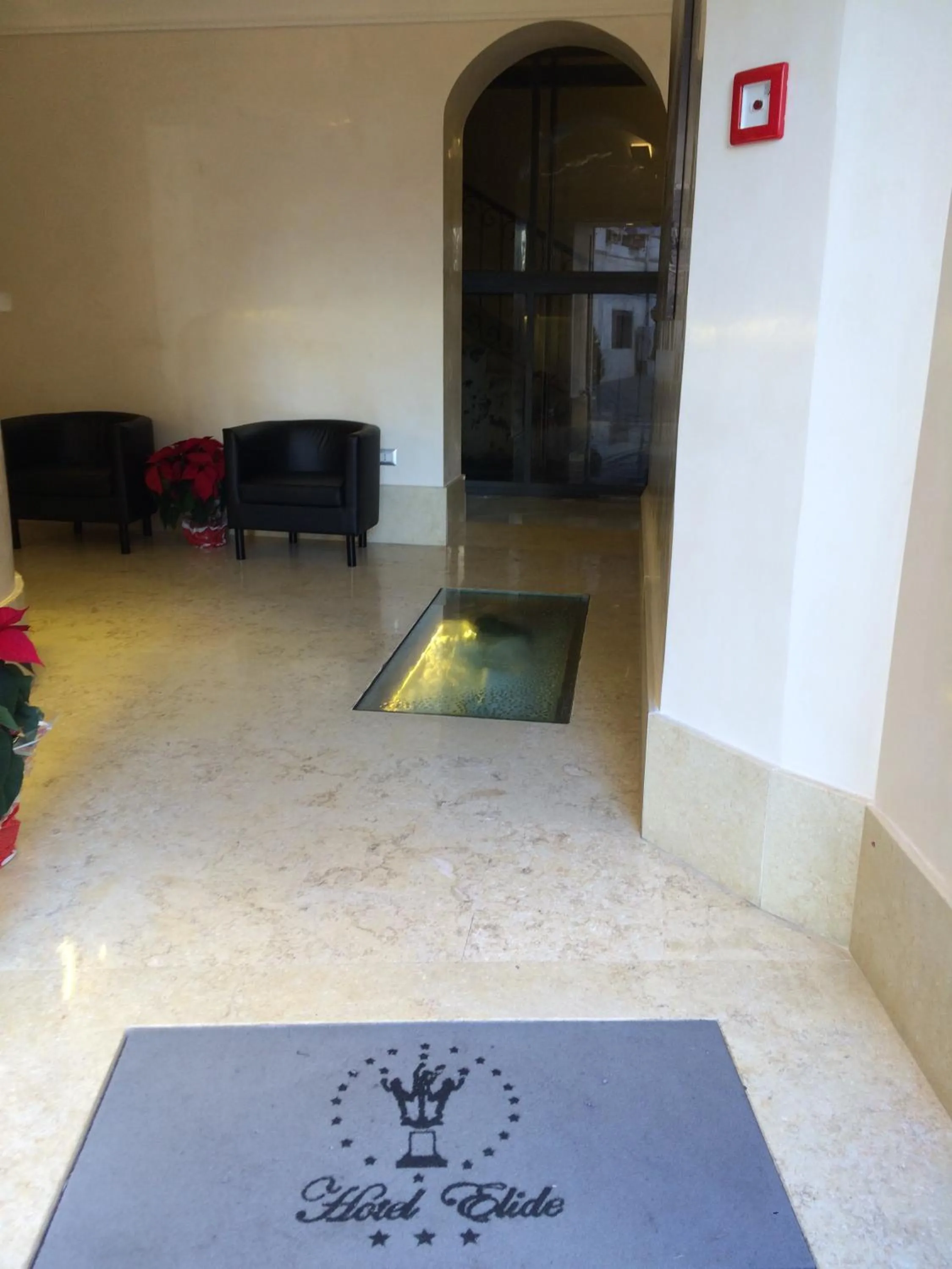 Communal lounge/ TV room in Hotel Elide