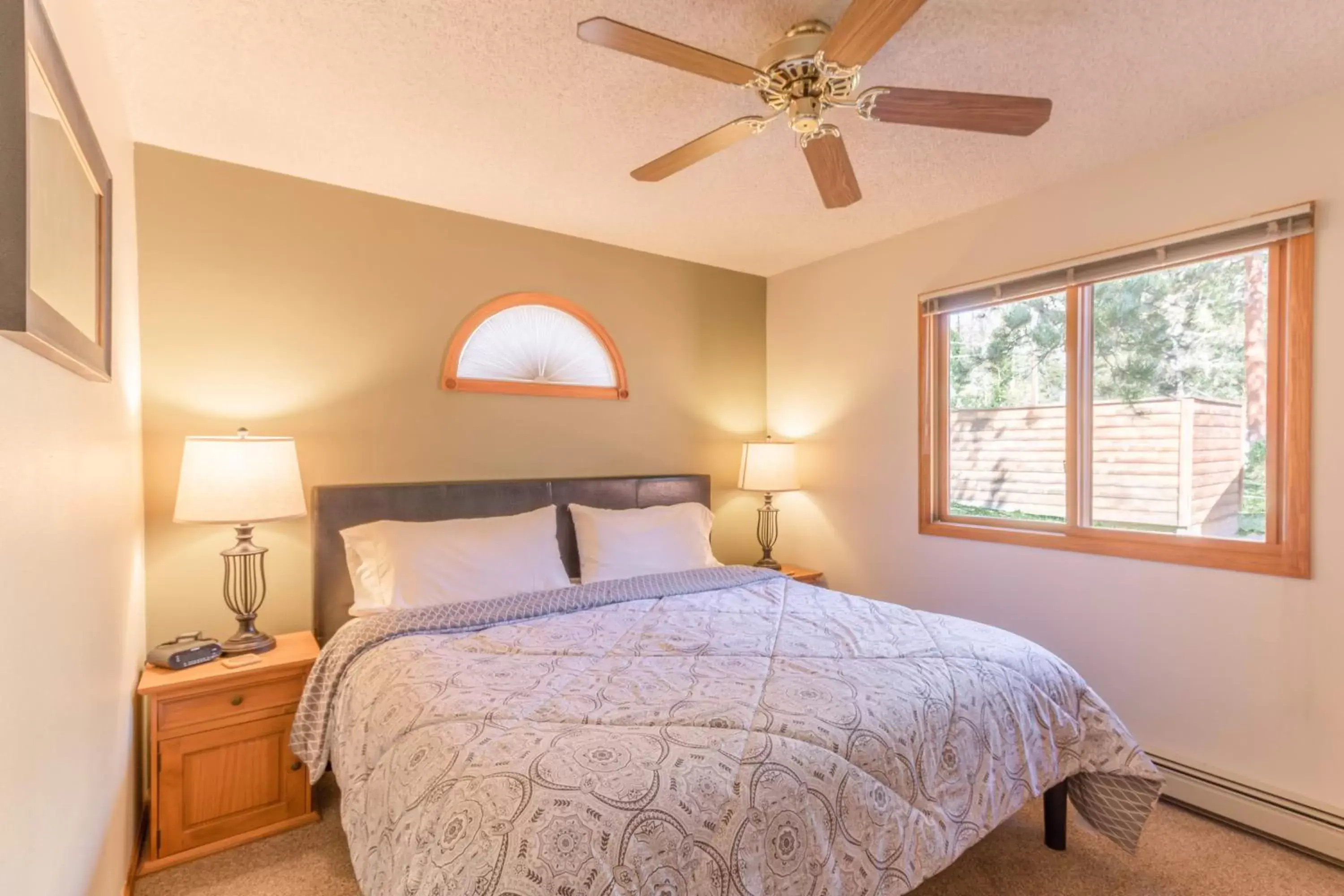 Bedroom, Bed in Woodlands on Fall River