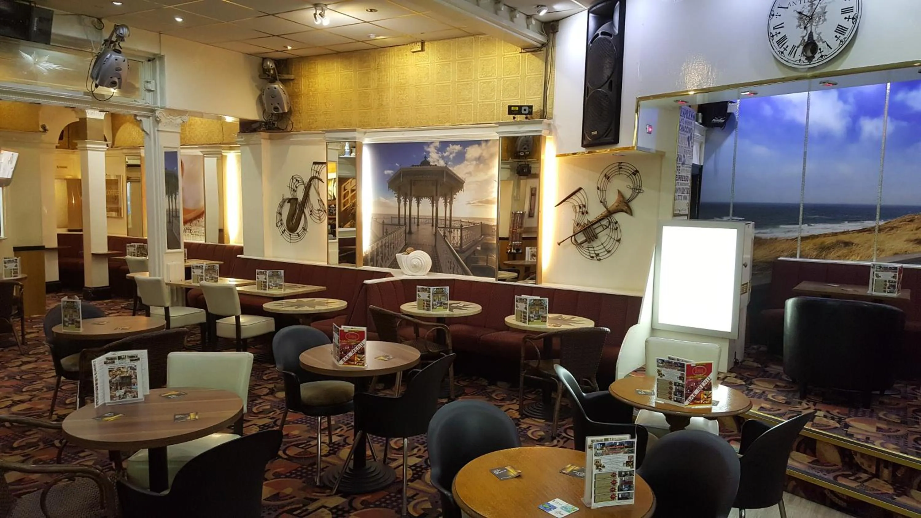 Restaurant/places to eat in The Regal Hotel