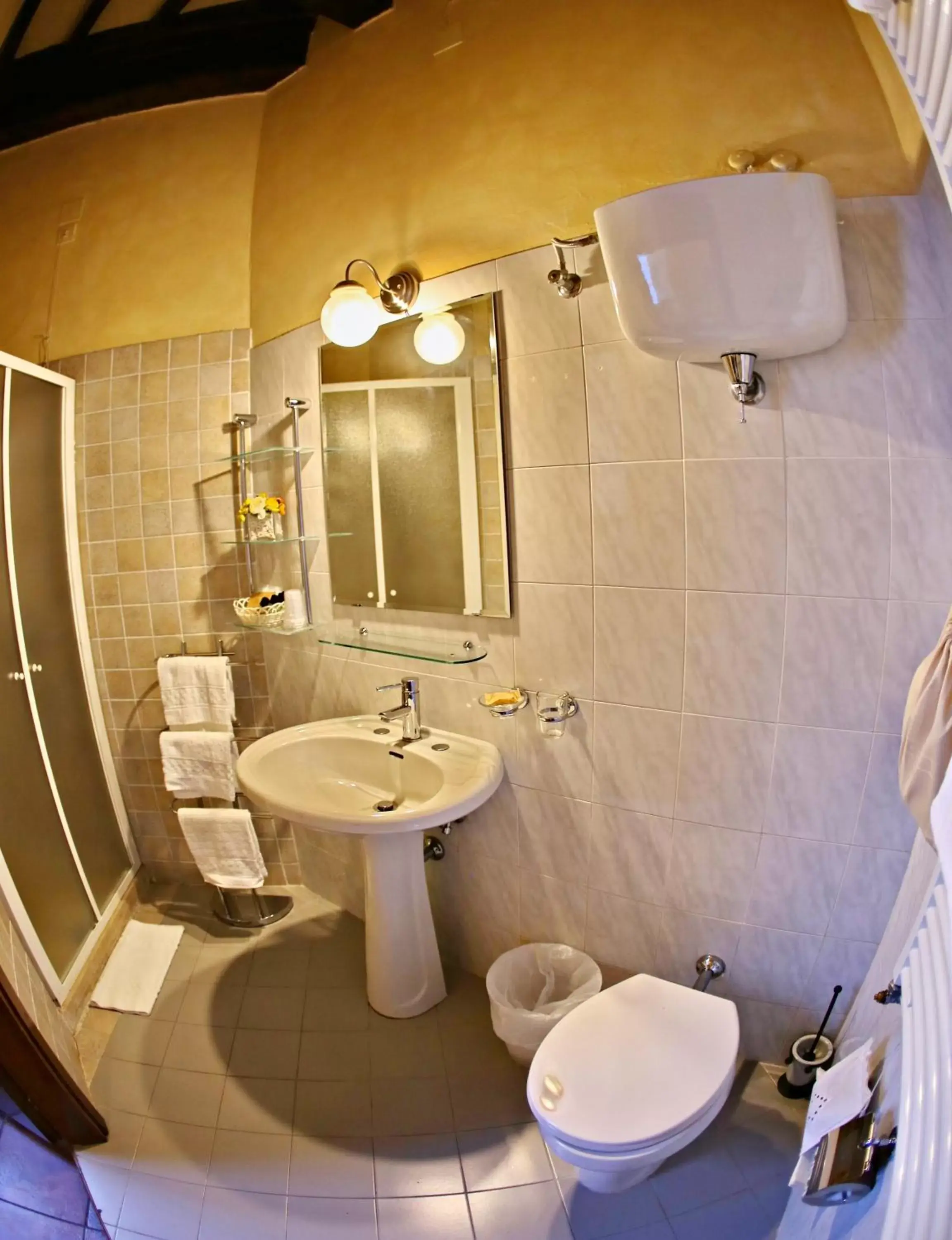 Bathroom in Hotel Italia Cortona