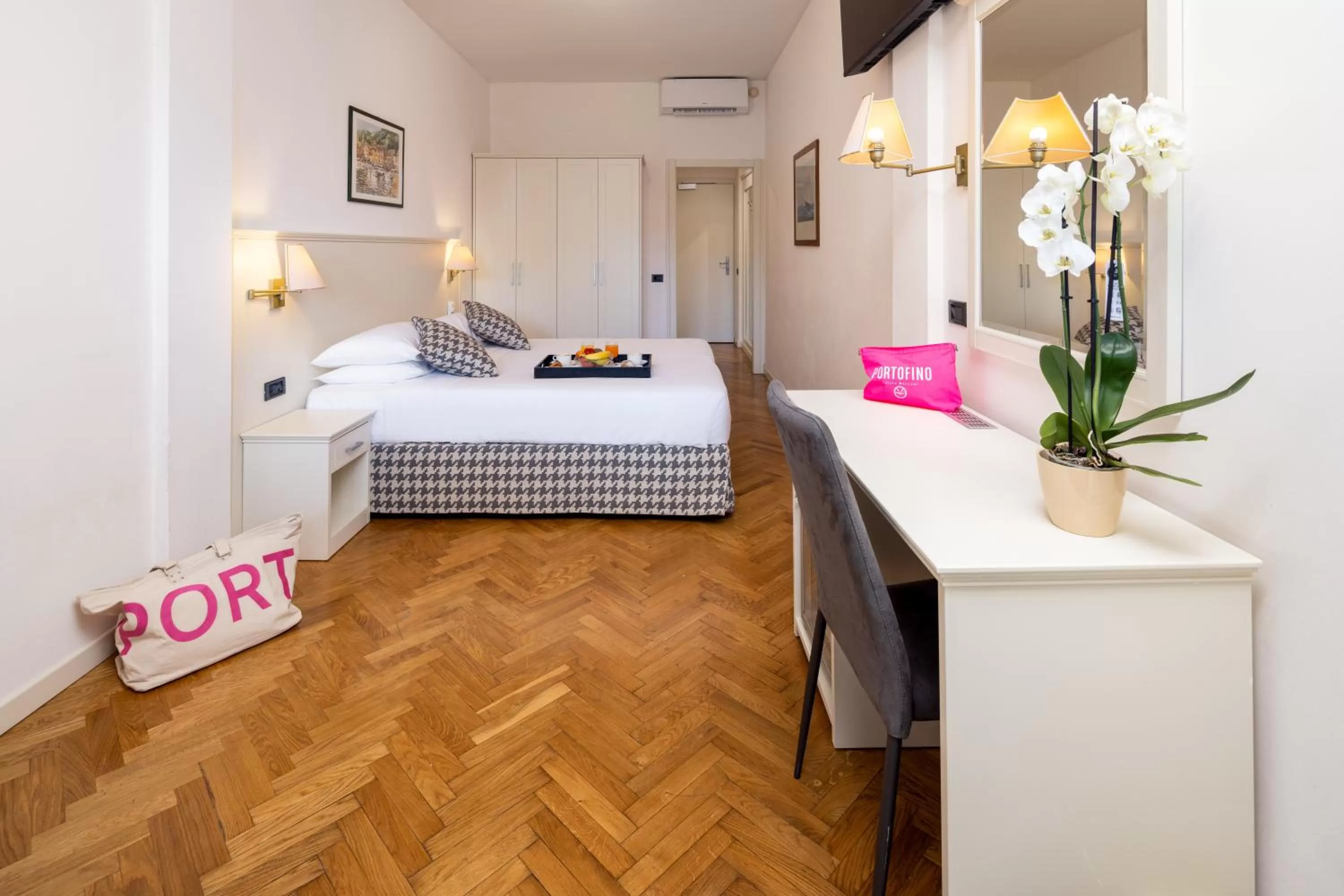 Bedroom, Bed in Hotel Laurin