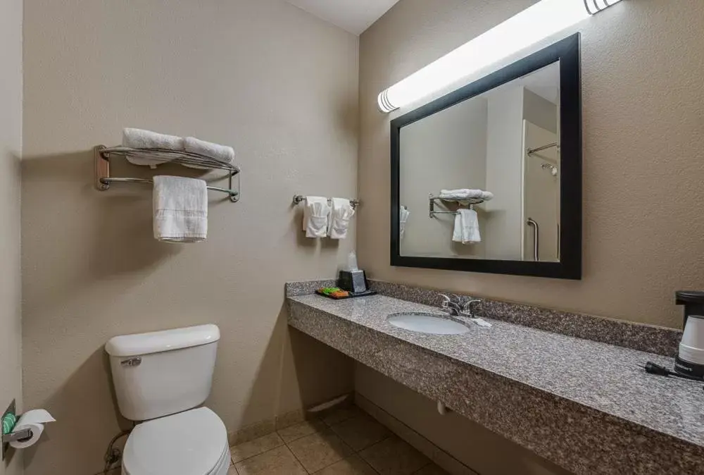 Bathroom in Executive Inn & Suites Cushing