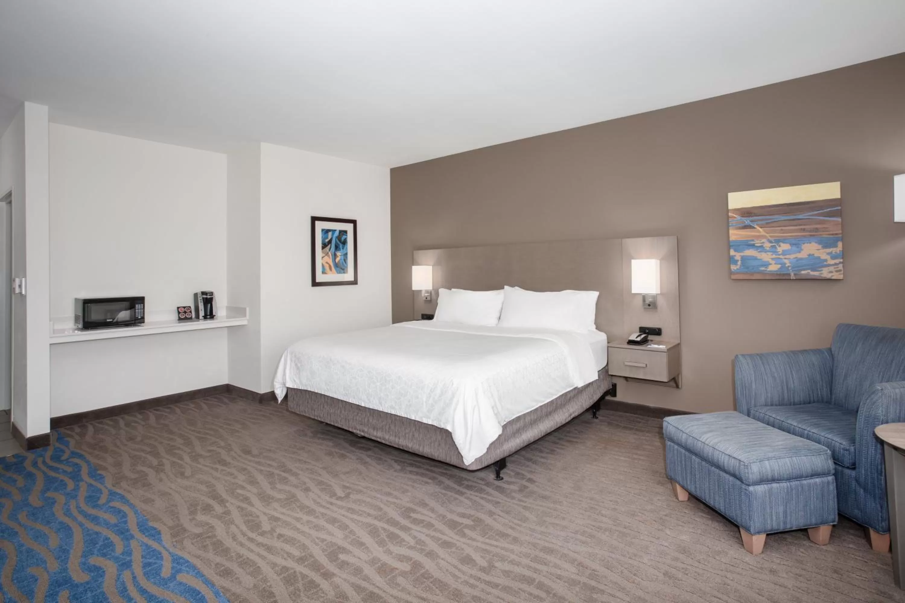 Photo of the whole room, Bed in Holiday Inn Express & Suites Great Bend by IHG