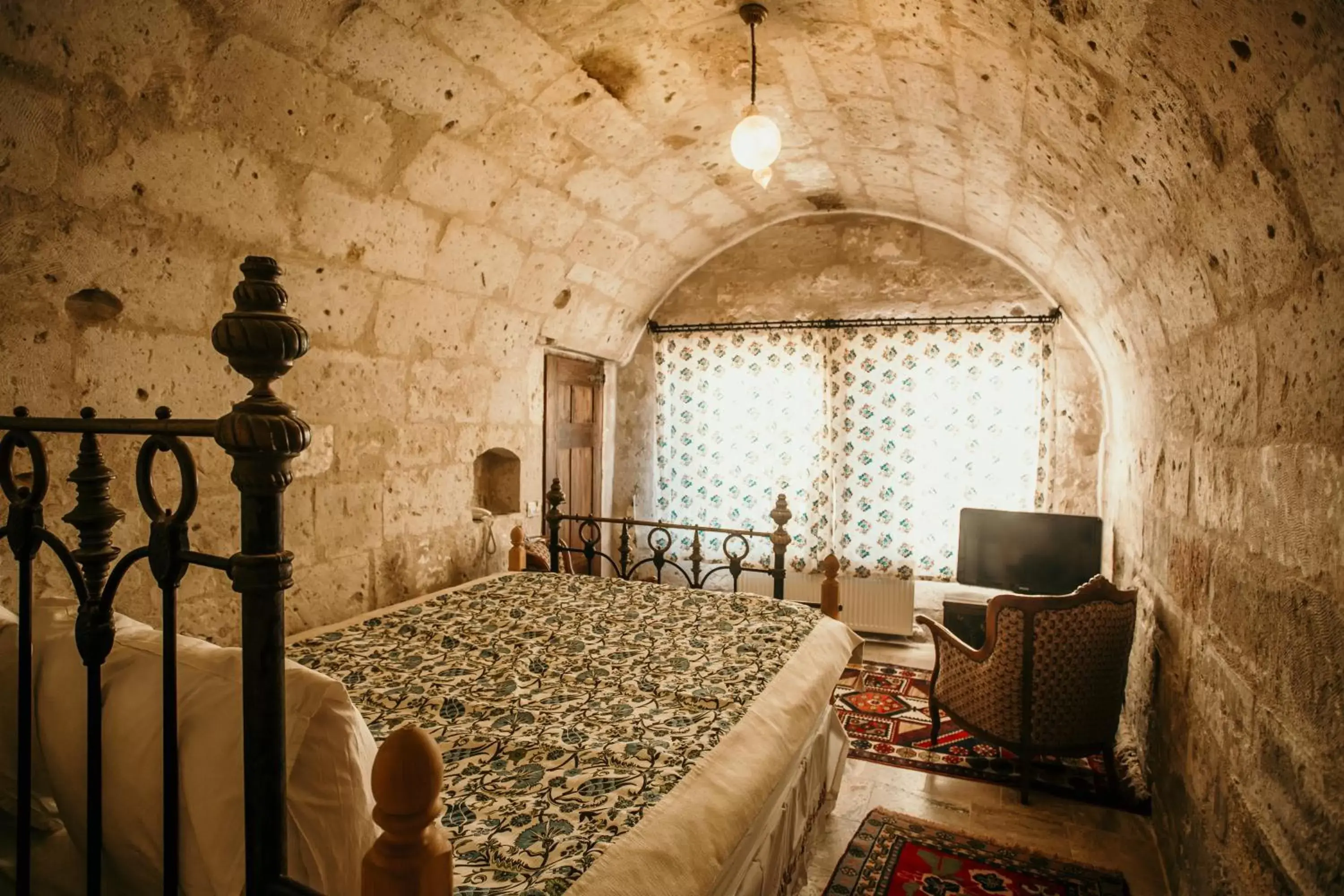 Photo of the whole room, Bed in Village Cave House Hotel