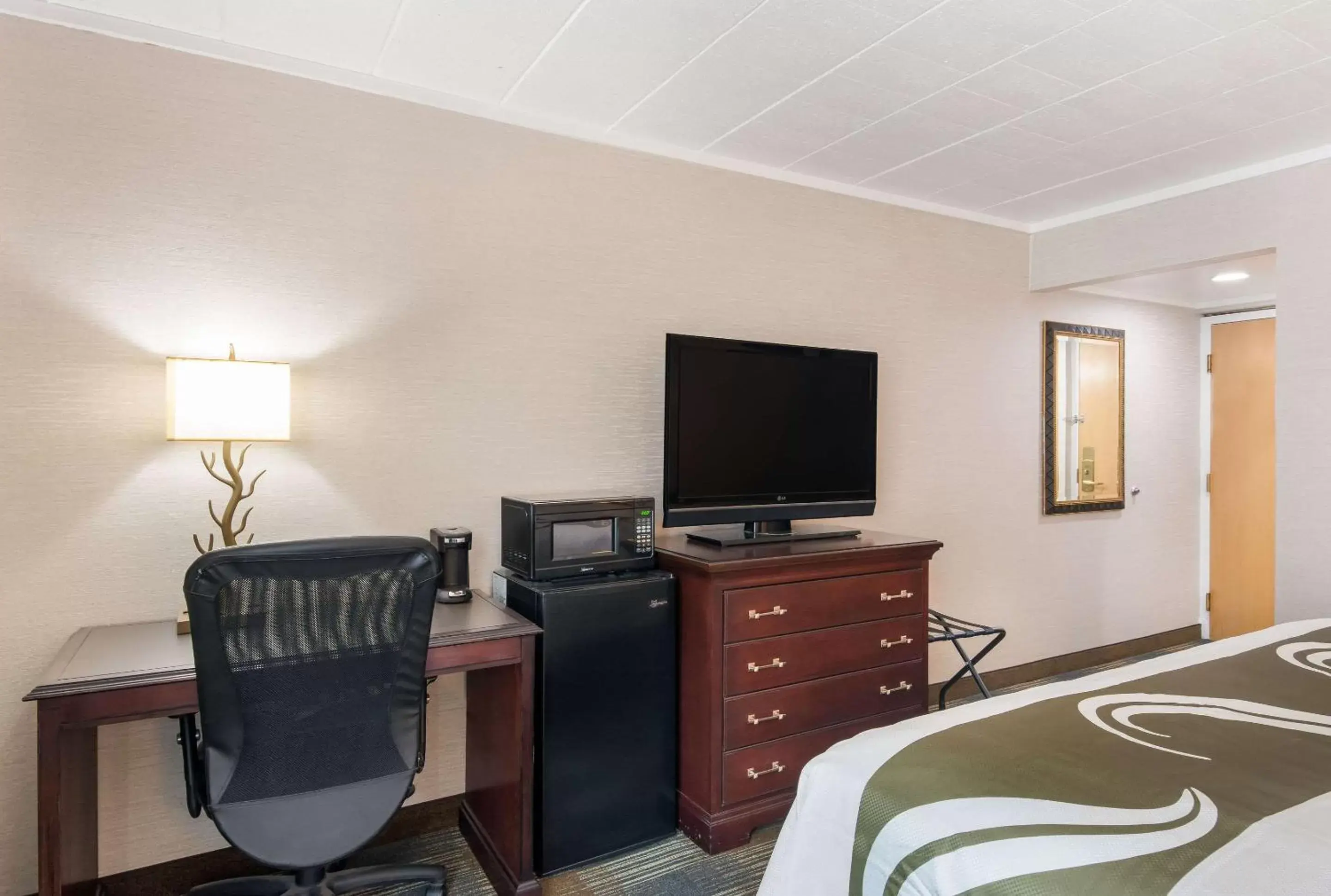 Photo of the whole room, TV/Entertainment Center in Quality Inn Bath