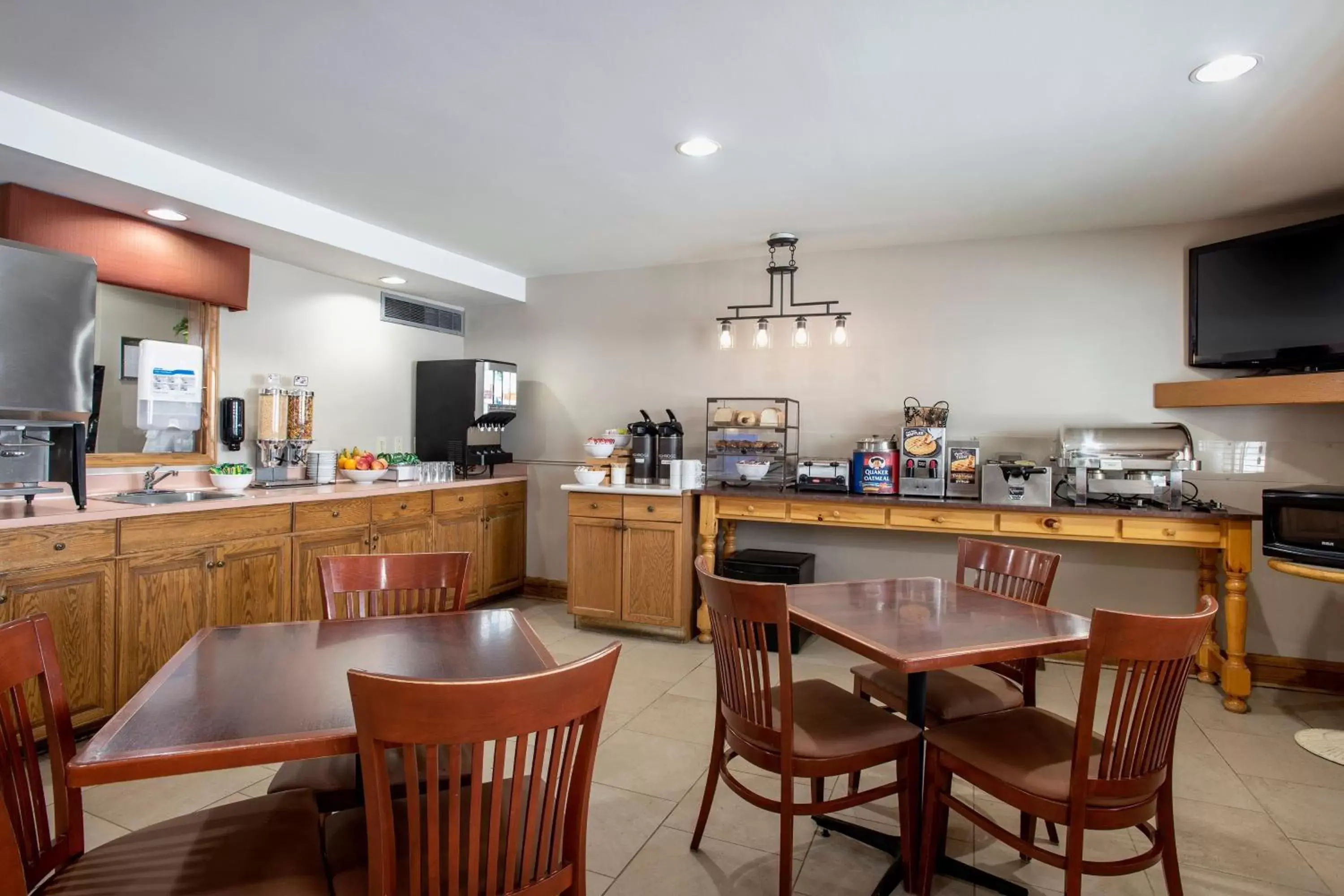 Breakfast, Restaurant/Places to Eat in Travelodge Suites by Wyndham Regina - Eastgate Bay