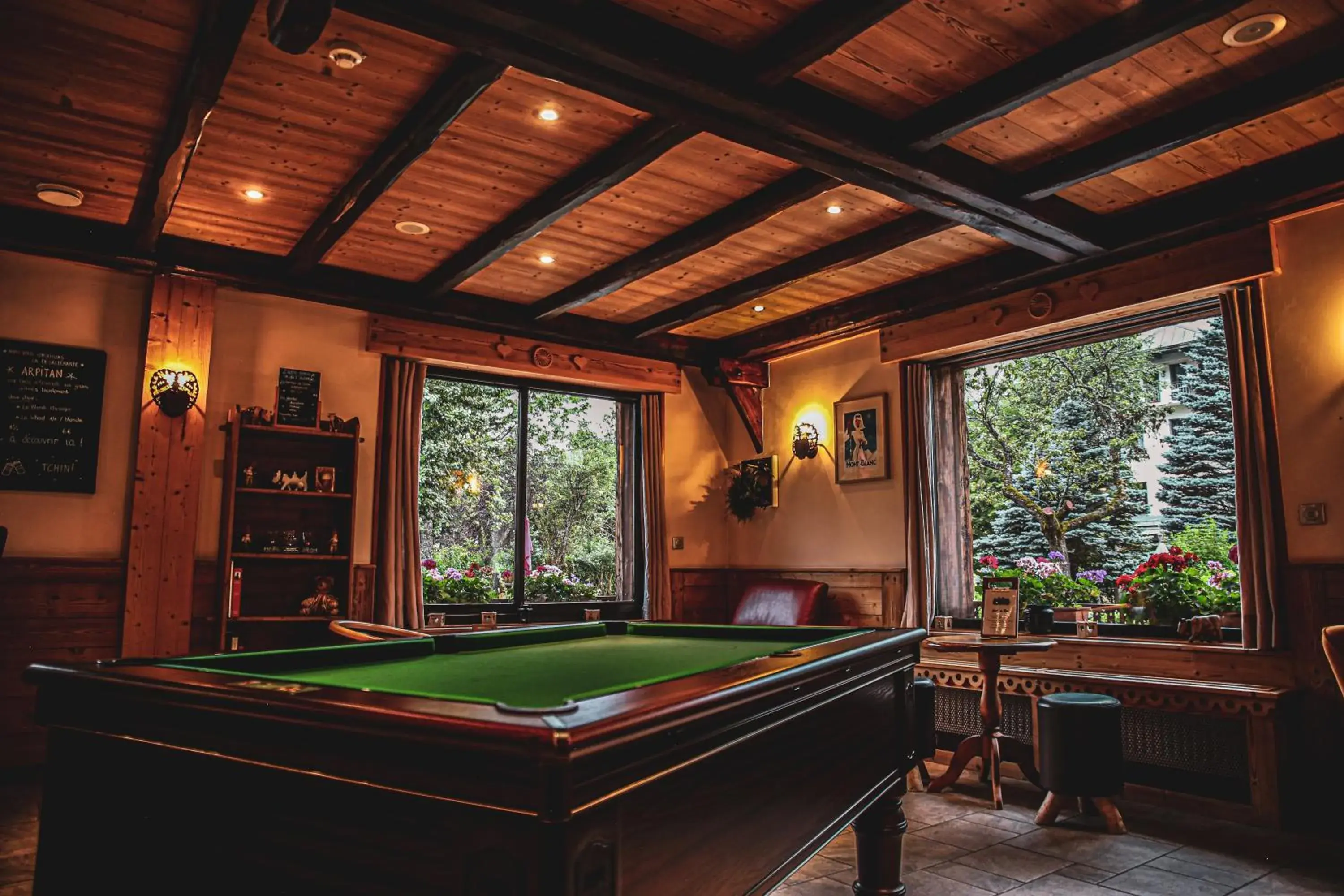 Lounge or bar, Billiards in Auberge du Manoir
