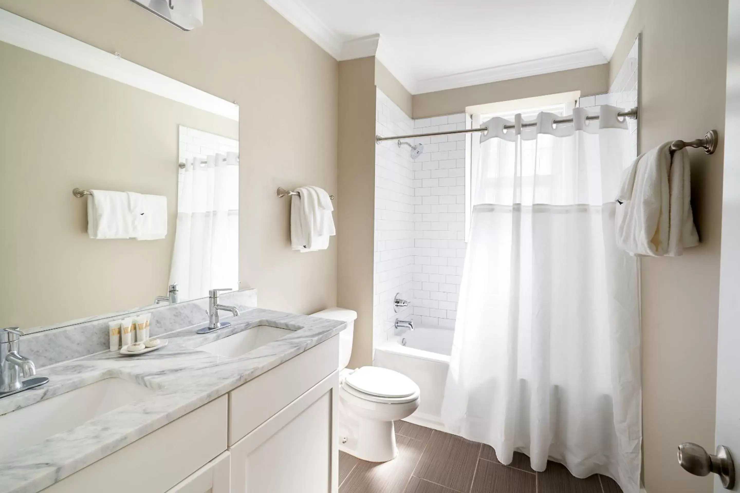 Living room, Bathroom in Sonder The Elliston