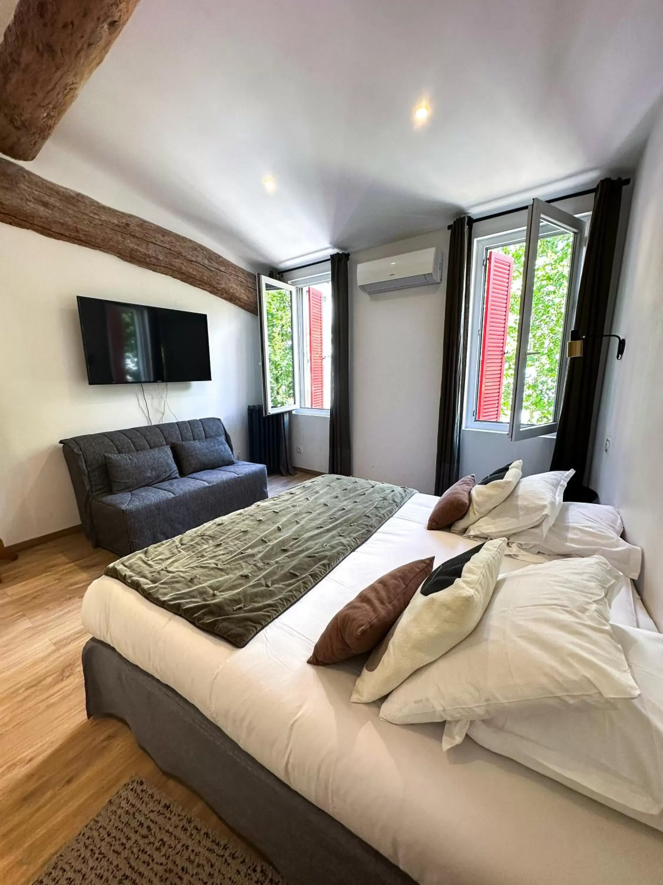 Bed in Hôtel d'Angleterre, Salon-de-Provence