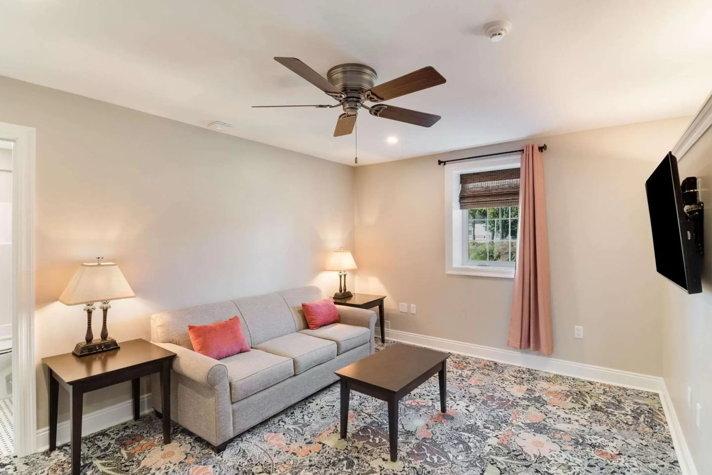 Photo of the whole room, Seating Area in The Port Inn and Cottages, Ascend Hotel Collection