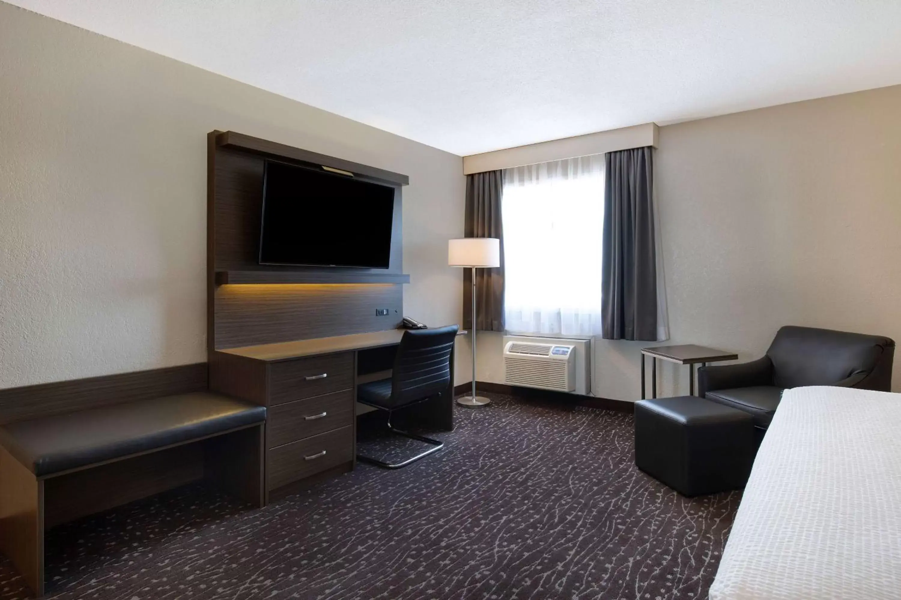 Photo of the whole room, TV/Entertainment Center in Days Inn & Conference Centre Prince Albert