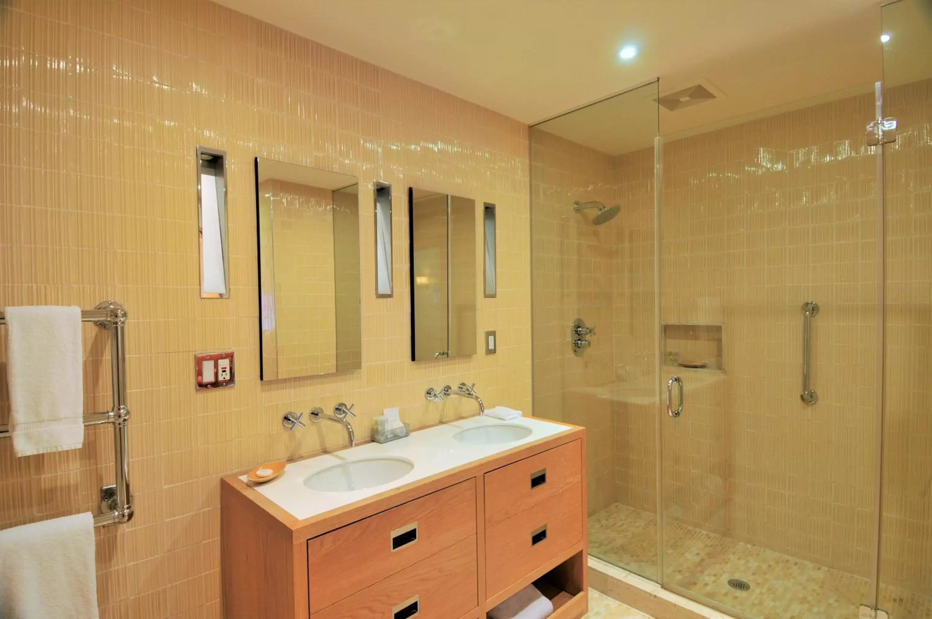 Bathroom in Lombardy Hotel