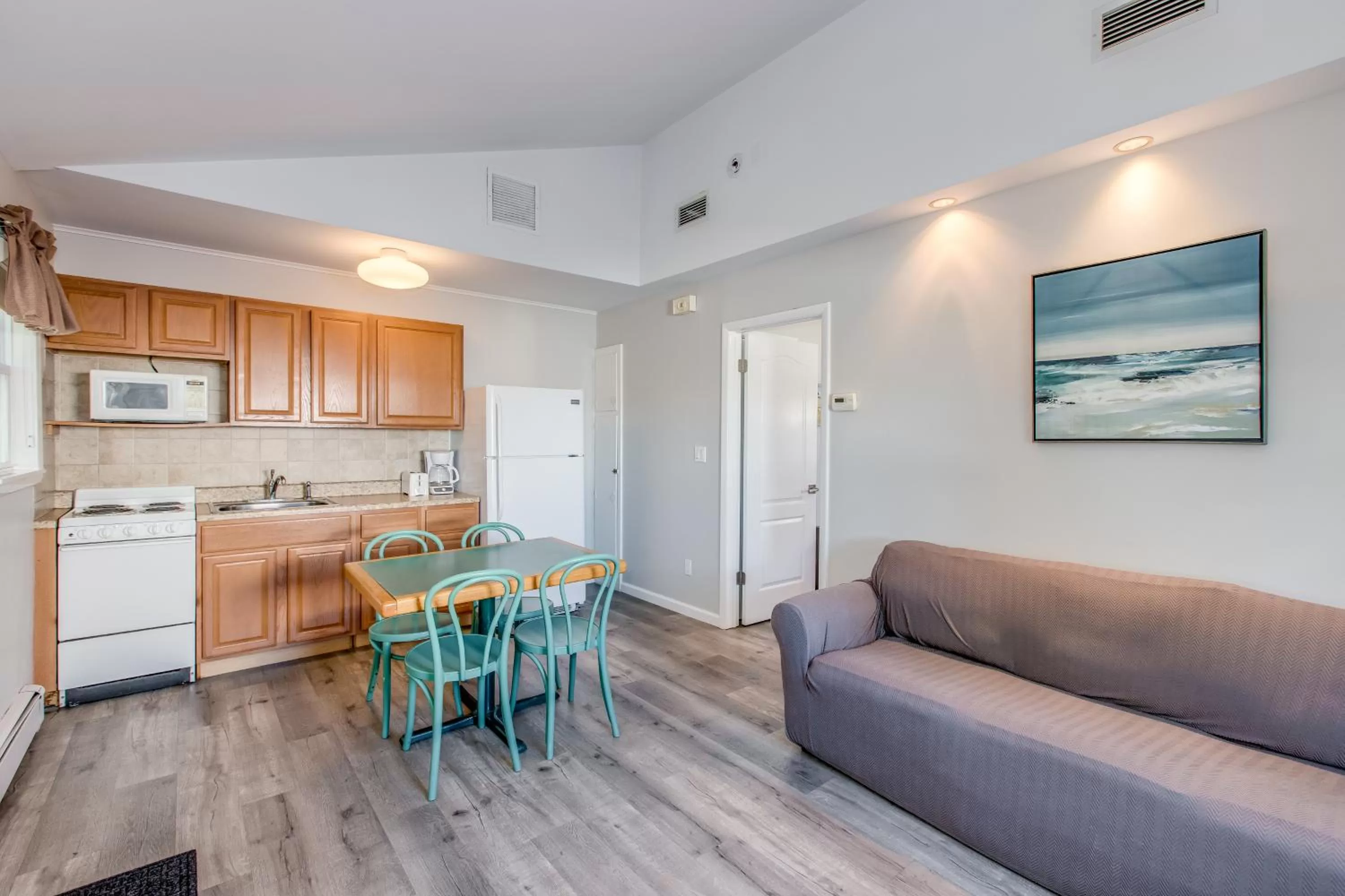 Dining Area in Colonial Shores Resort