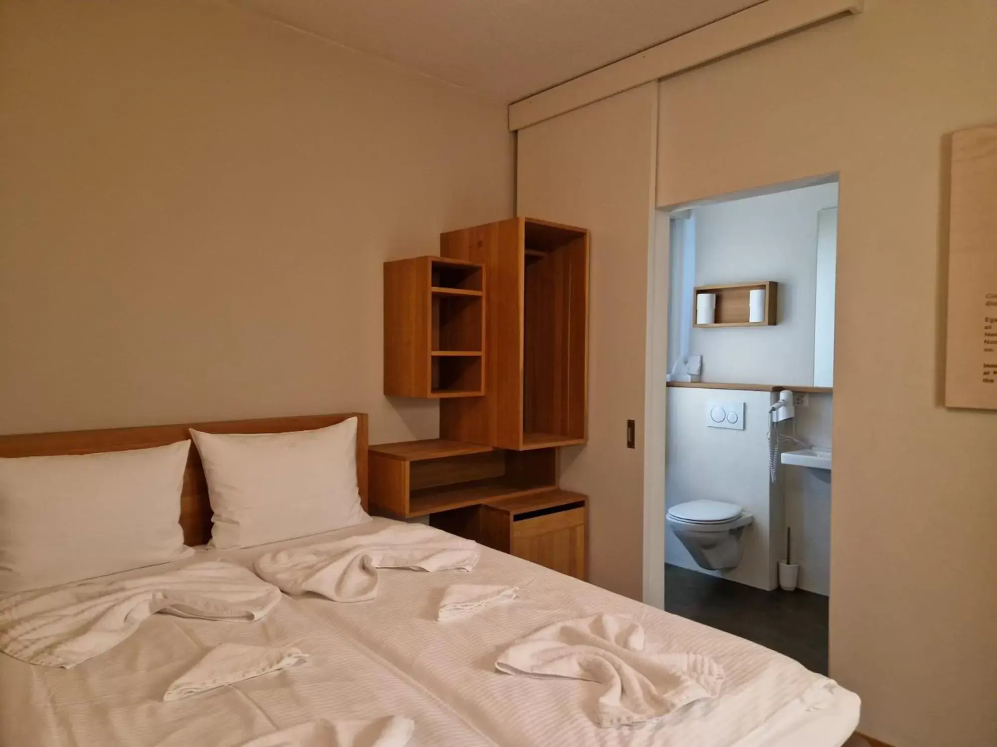 Bedroom, Bed in Easy-Living Buholz Hoch 12