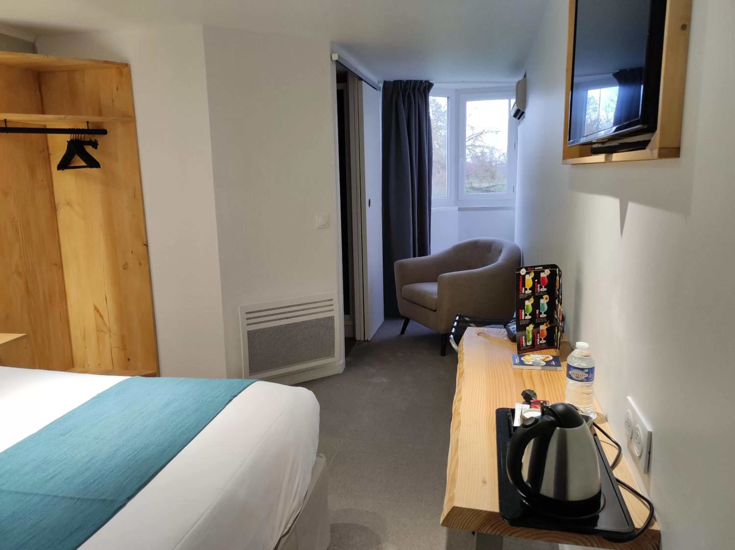 Bed in Contact Hôtel Le Provençal Bordeaux Lac