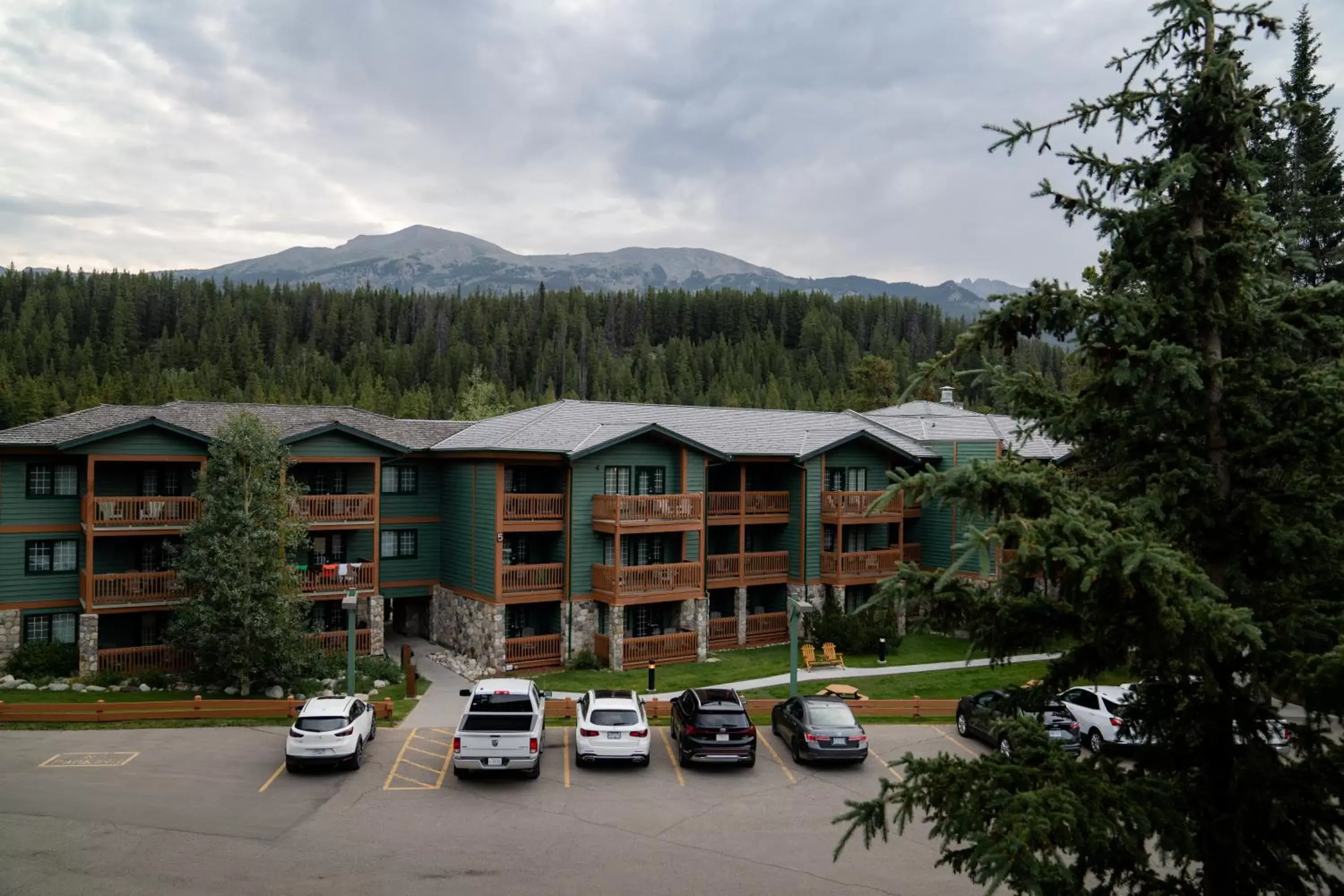 Mountain view, Property Building in Lake Louise Inn