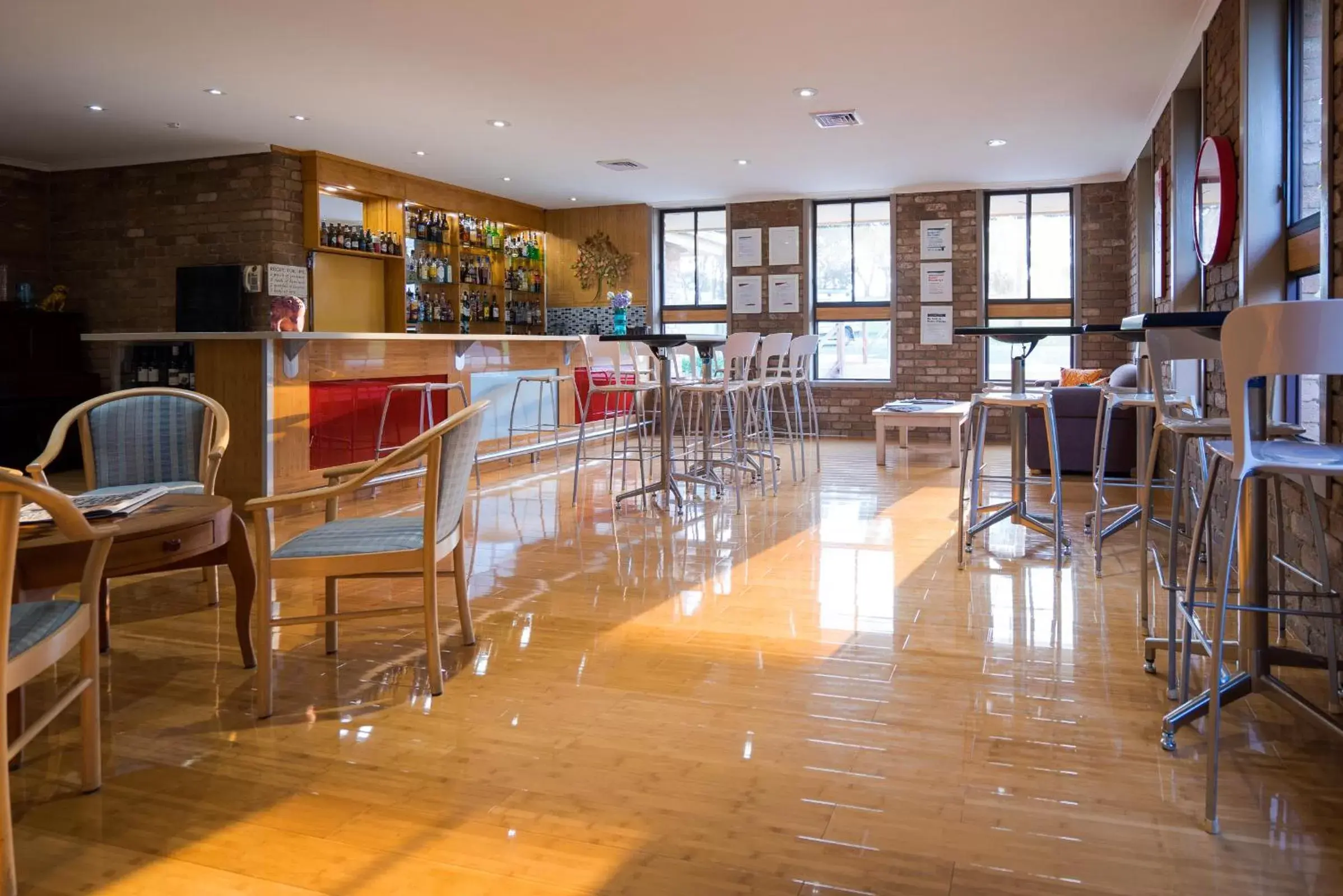 Lounge or bar, Restaurant/Places to Eat in Farnham Court Motel and Restaurant