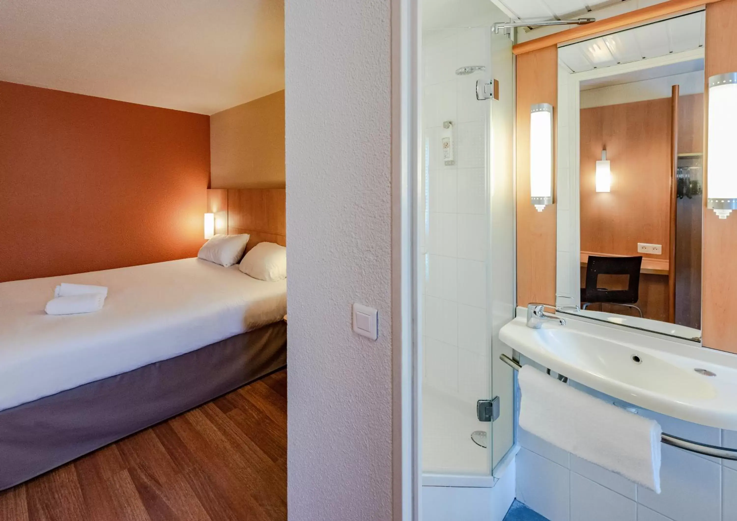 Photo of the whole room, Bathroom in ibis Toulouse Aeroport