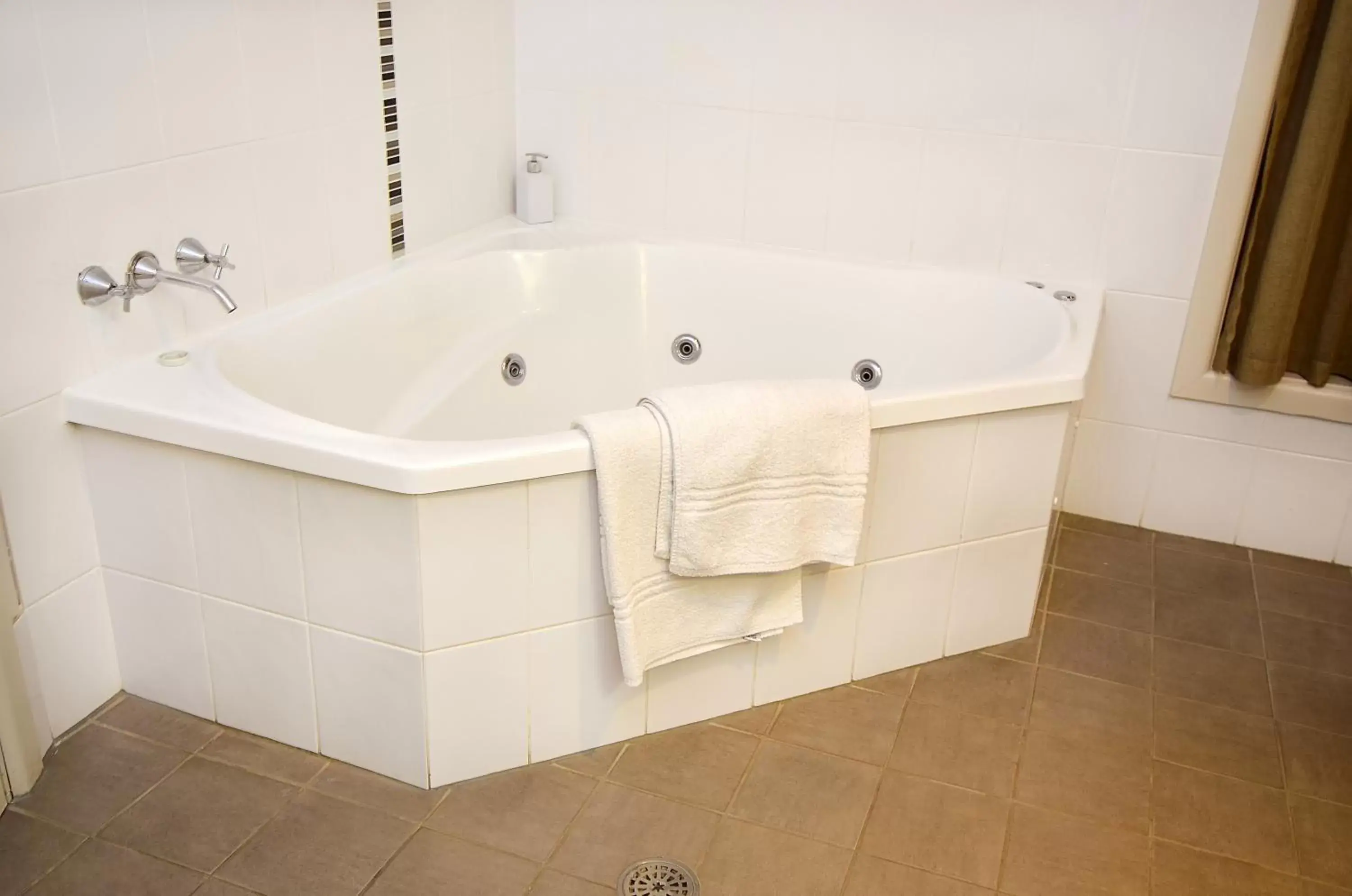 Queen Room with Spa Bath in Mackellar Motel