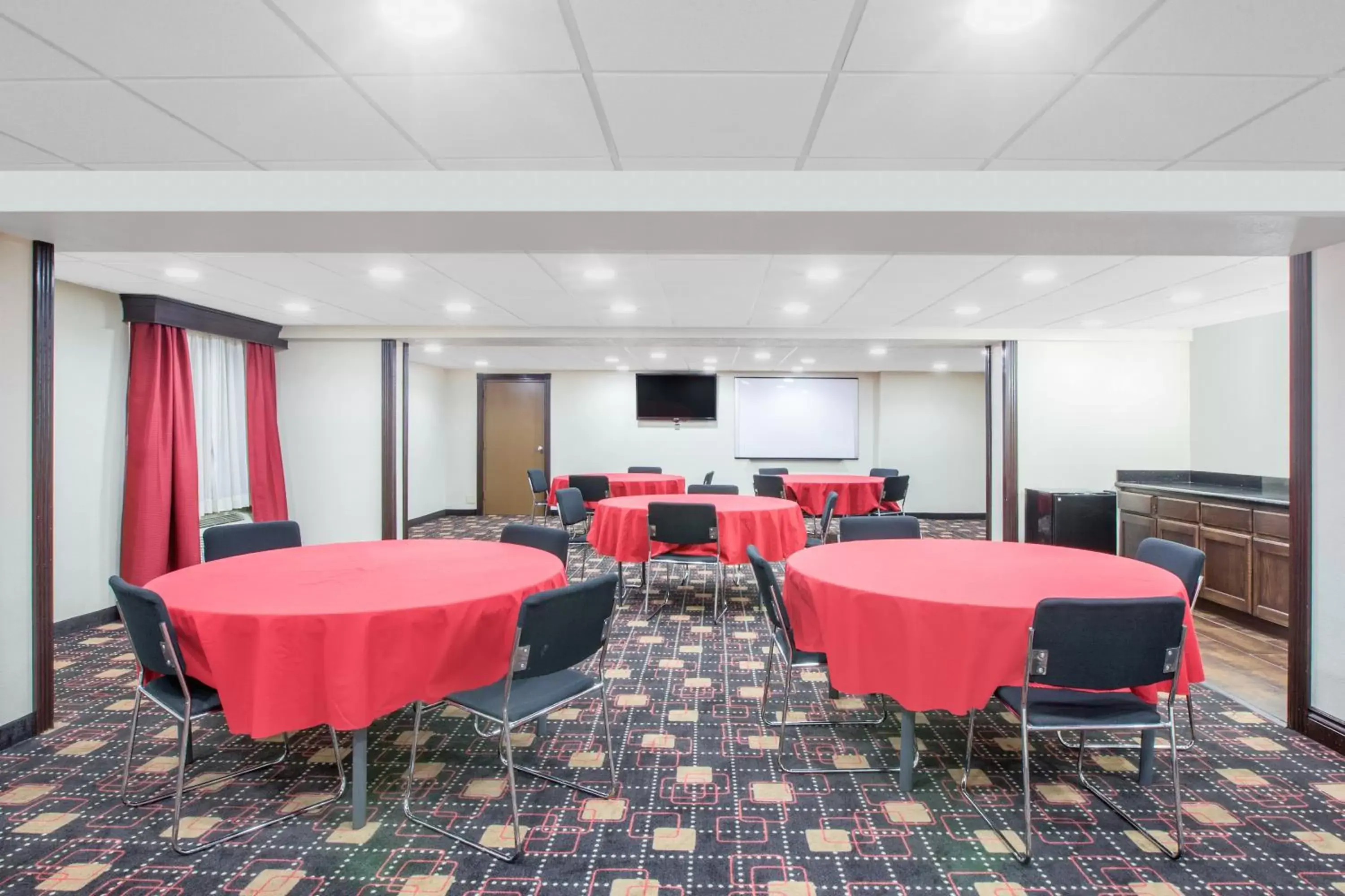 Banquet/Function facilities in Ramada by Wyndham Tulsa