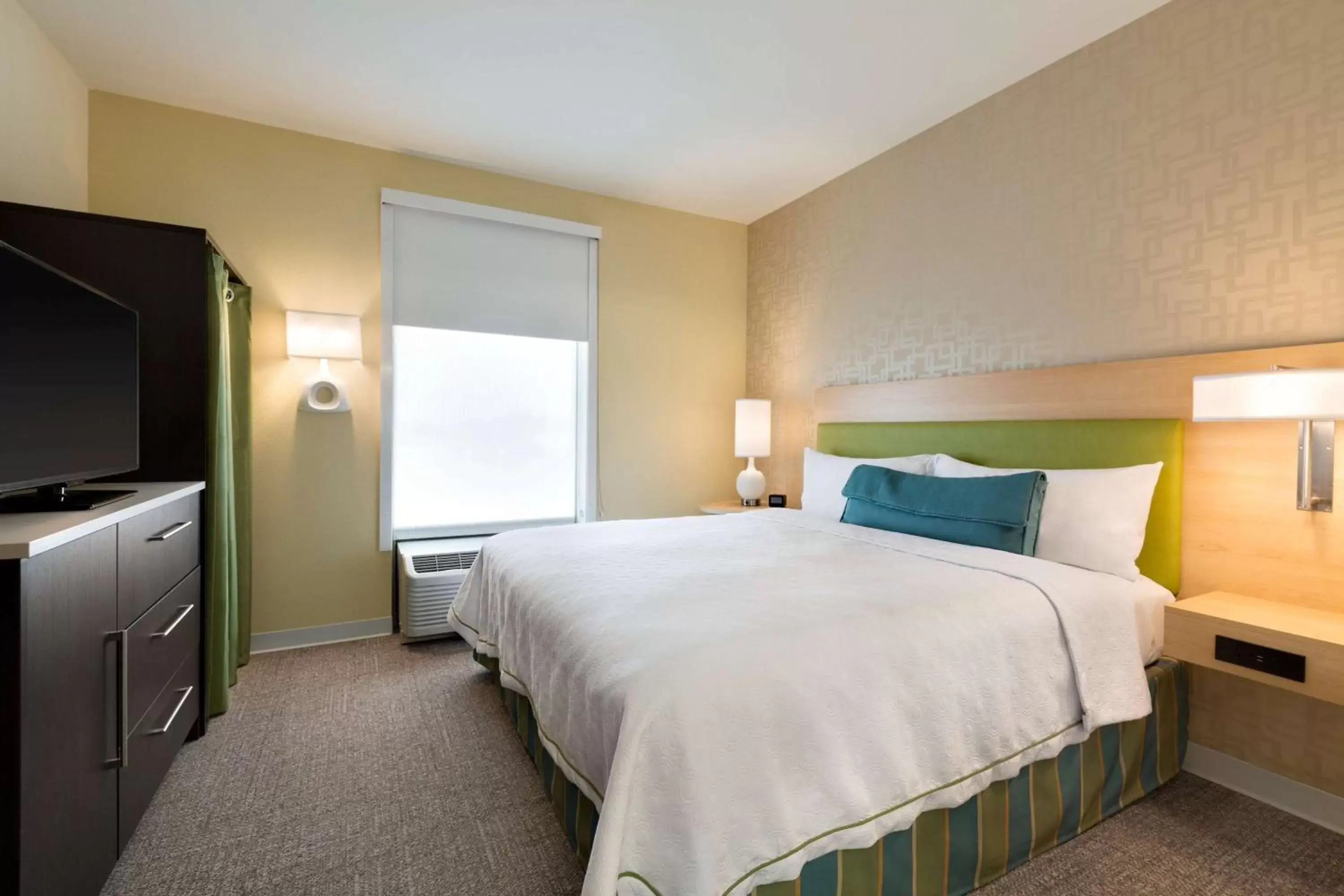 Bed in Home2 Suites by Hilton Cincinnati Liberty Township