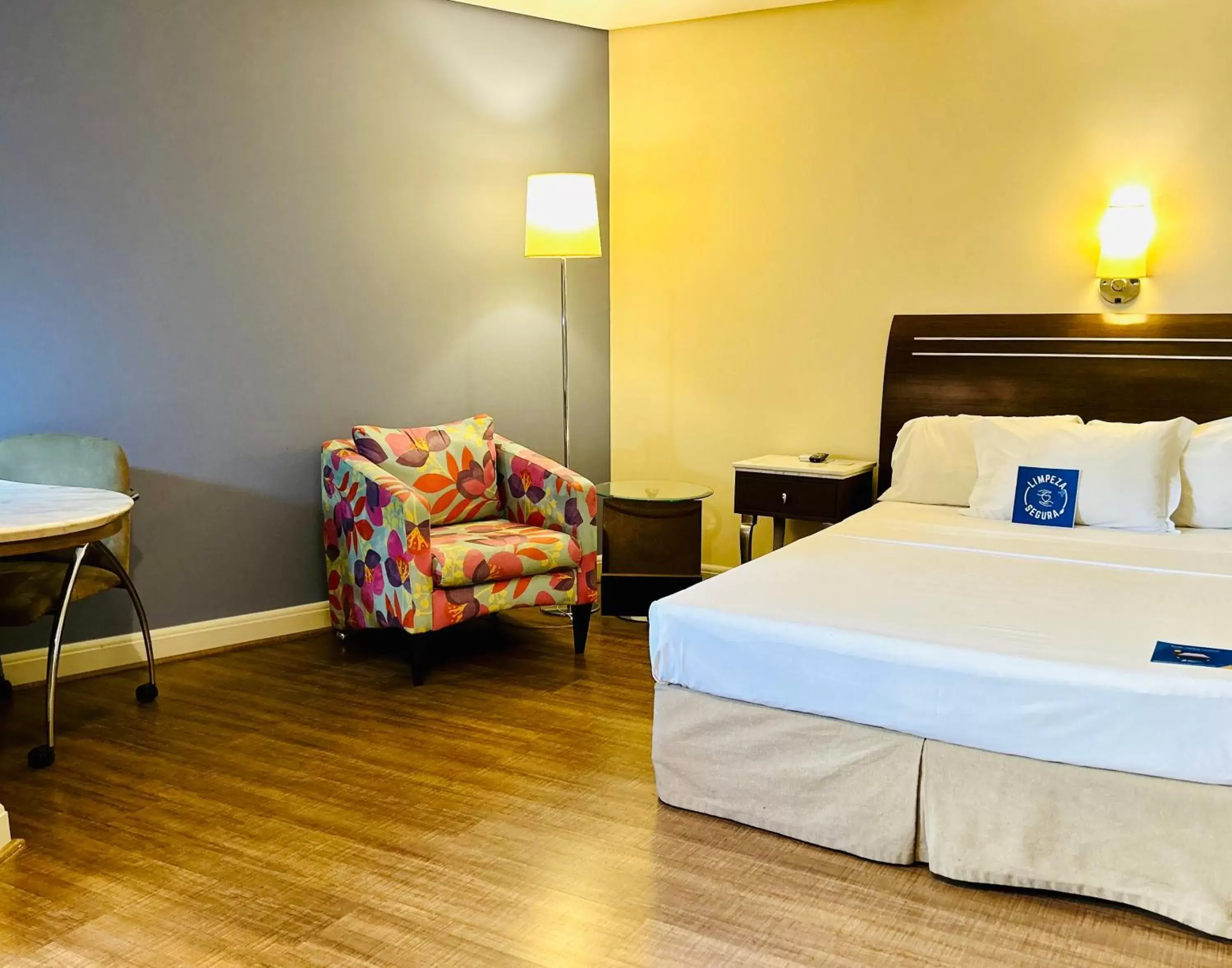 Photo of the whole room, Bed in Blue Tree Towers Joinville