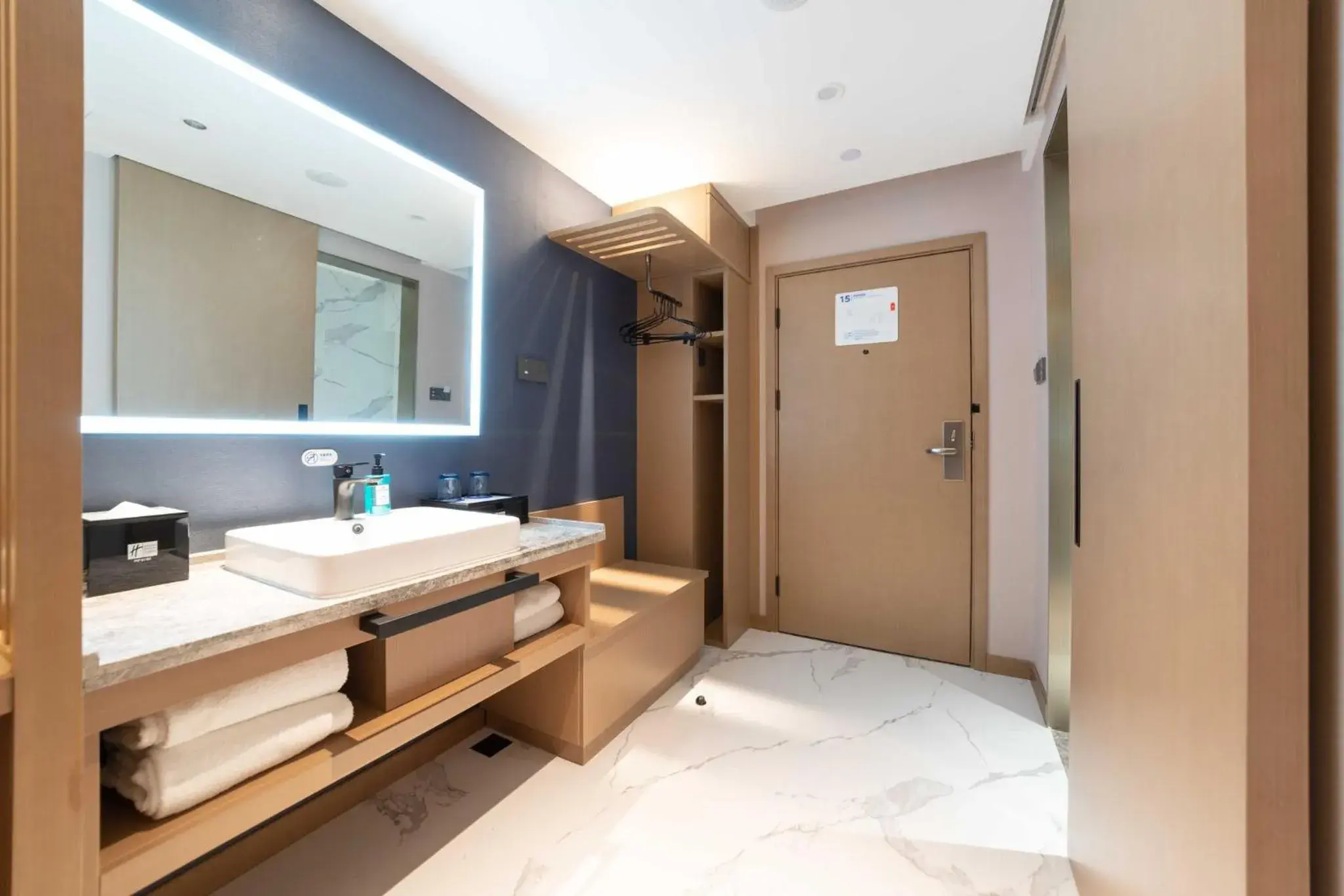 Photo of the whole room, Bathroom in Holiday Inn Express Nanchang Bayi Square