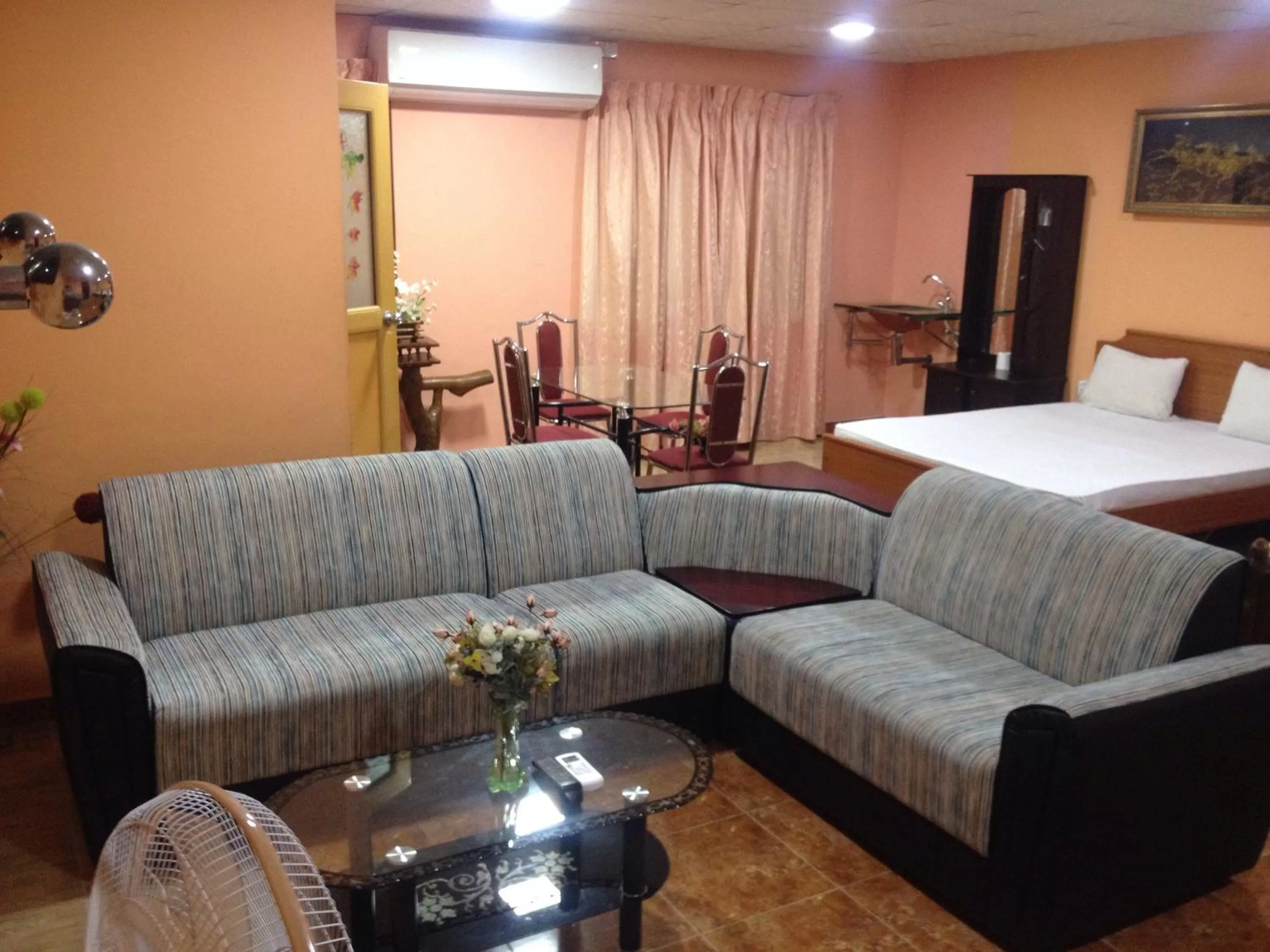 Living room, Bed in Sunshine Hotel