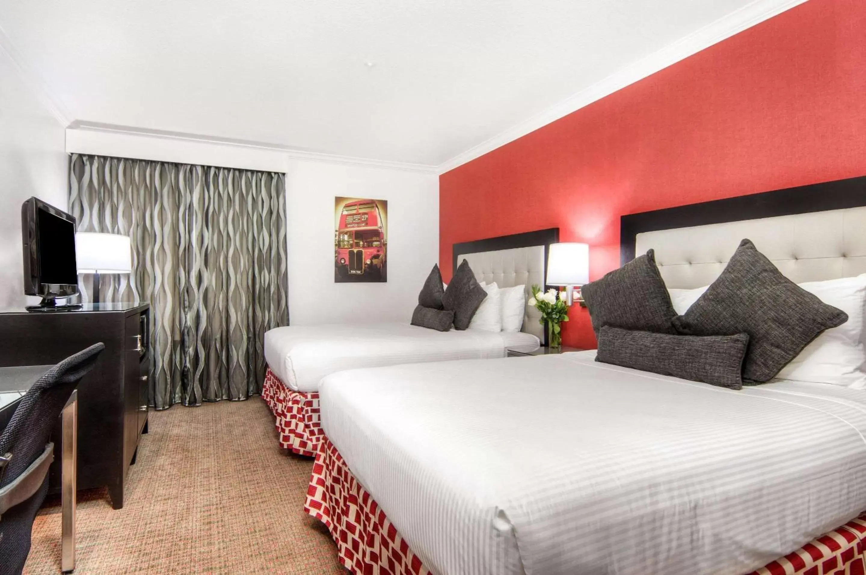 Photo of the whole room, Bed in Aggie Inn, Ascend Hotel Collection