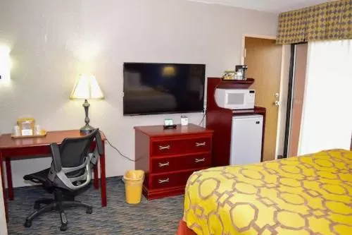 TV and multimedia, Bed in Baymont by Wyndham Michigan City