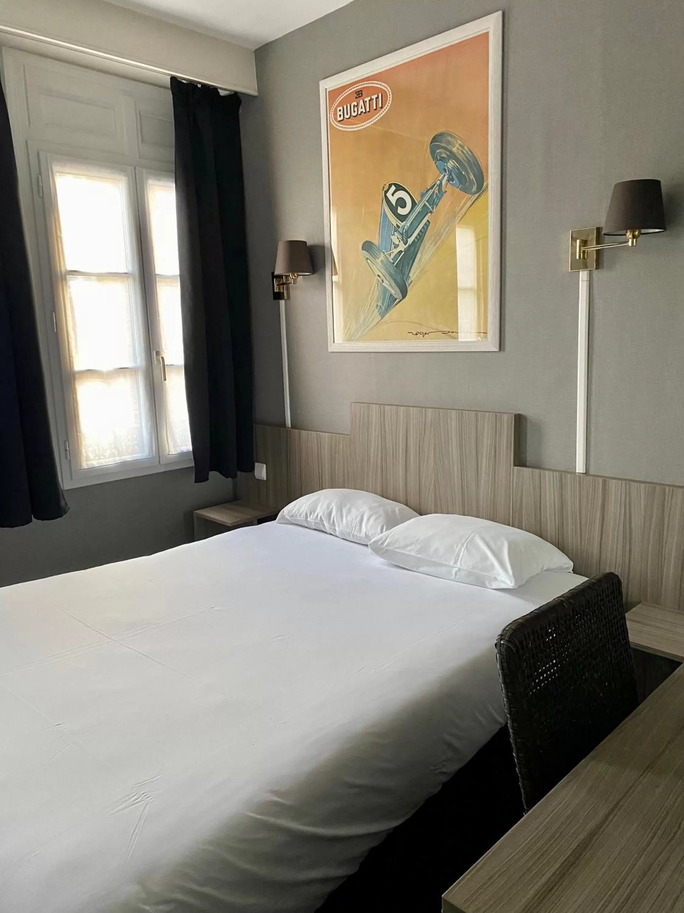 Bed in Hôtel Céline - Hôtel de la Gare