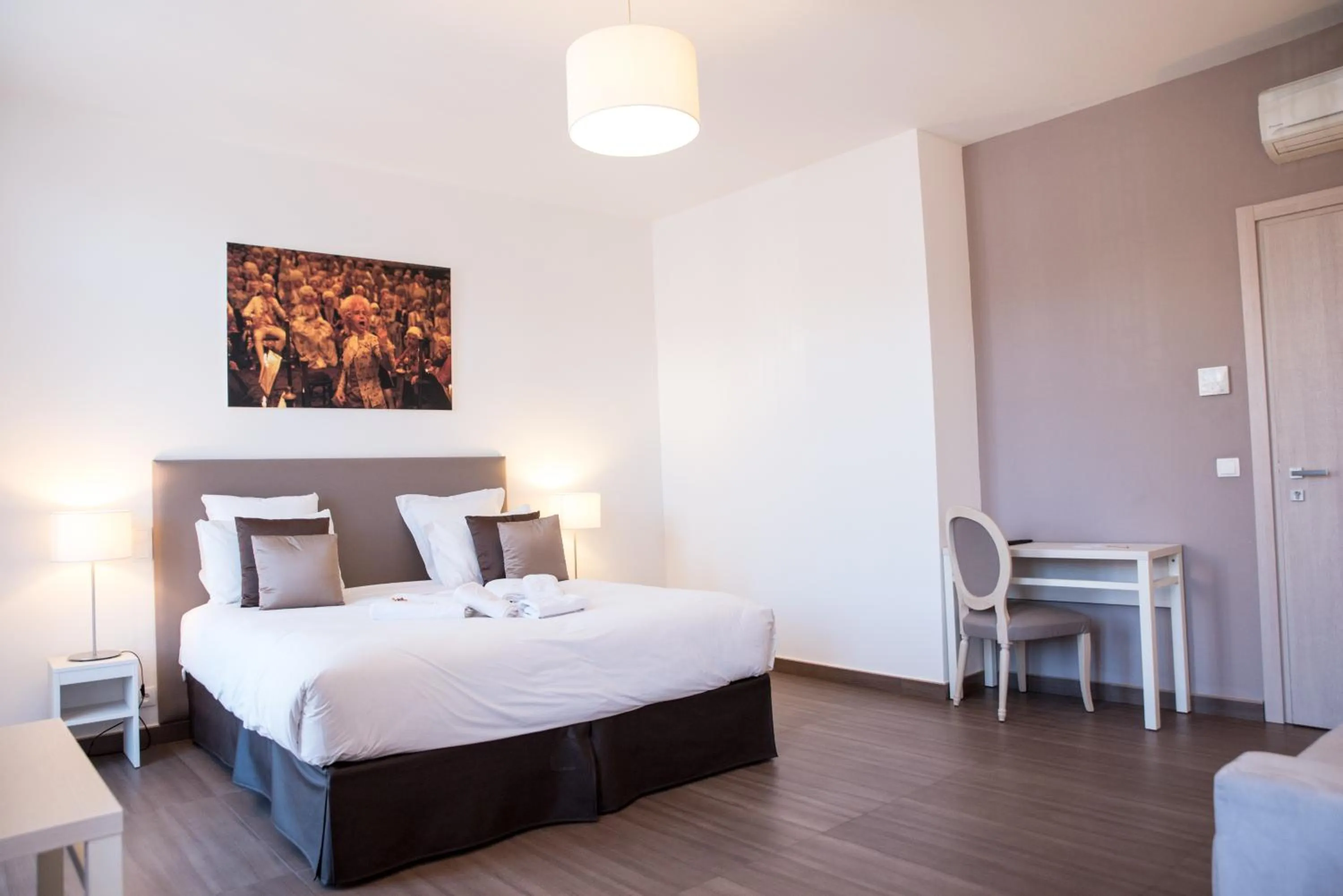 Bedroom, Bed in Hôtel CASABELLA Cannes Mouans Sartoux