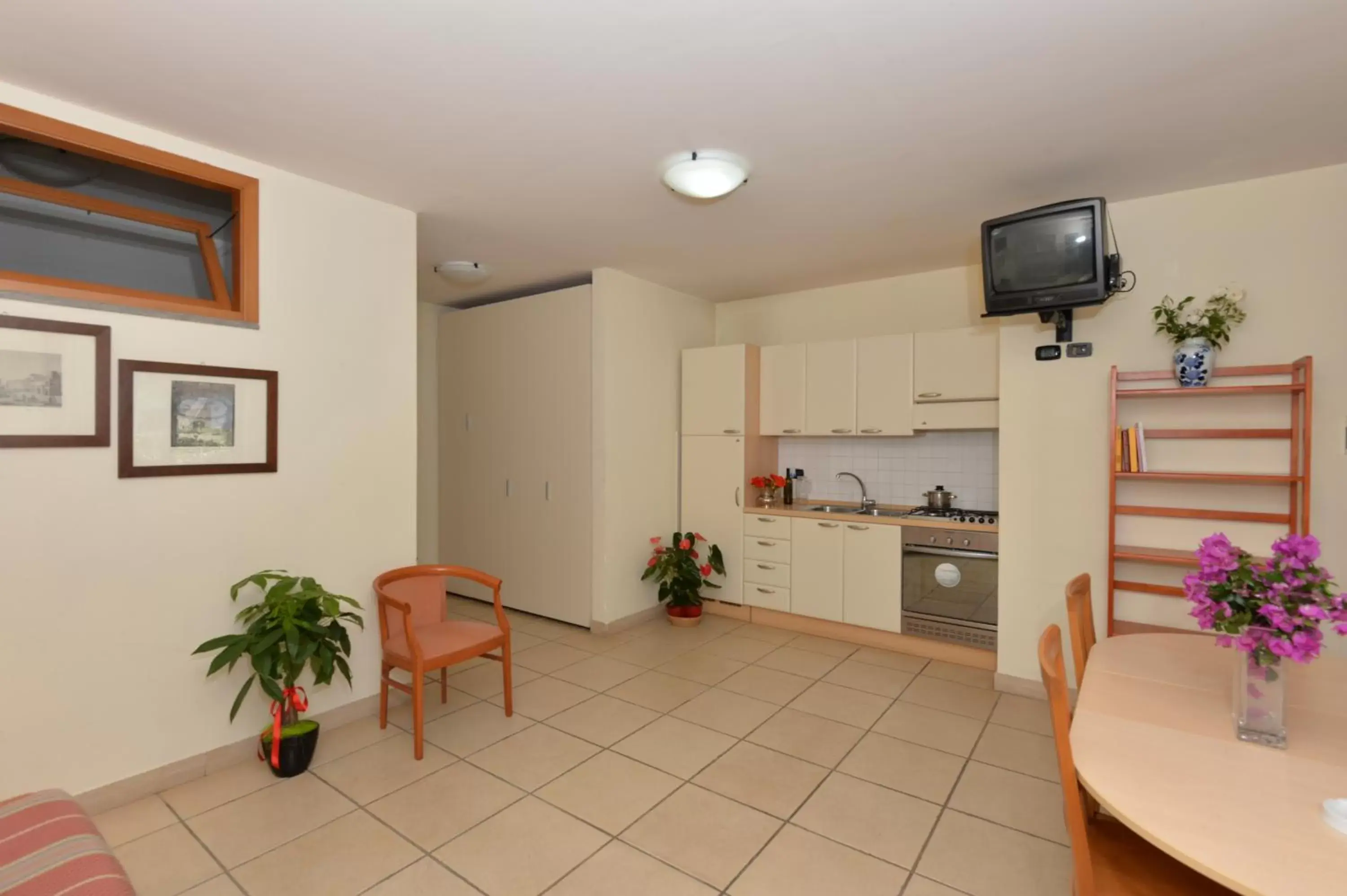 Kitchen or kitchenette, TV/Entertainment Center in Miramare Residence