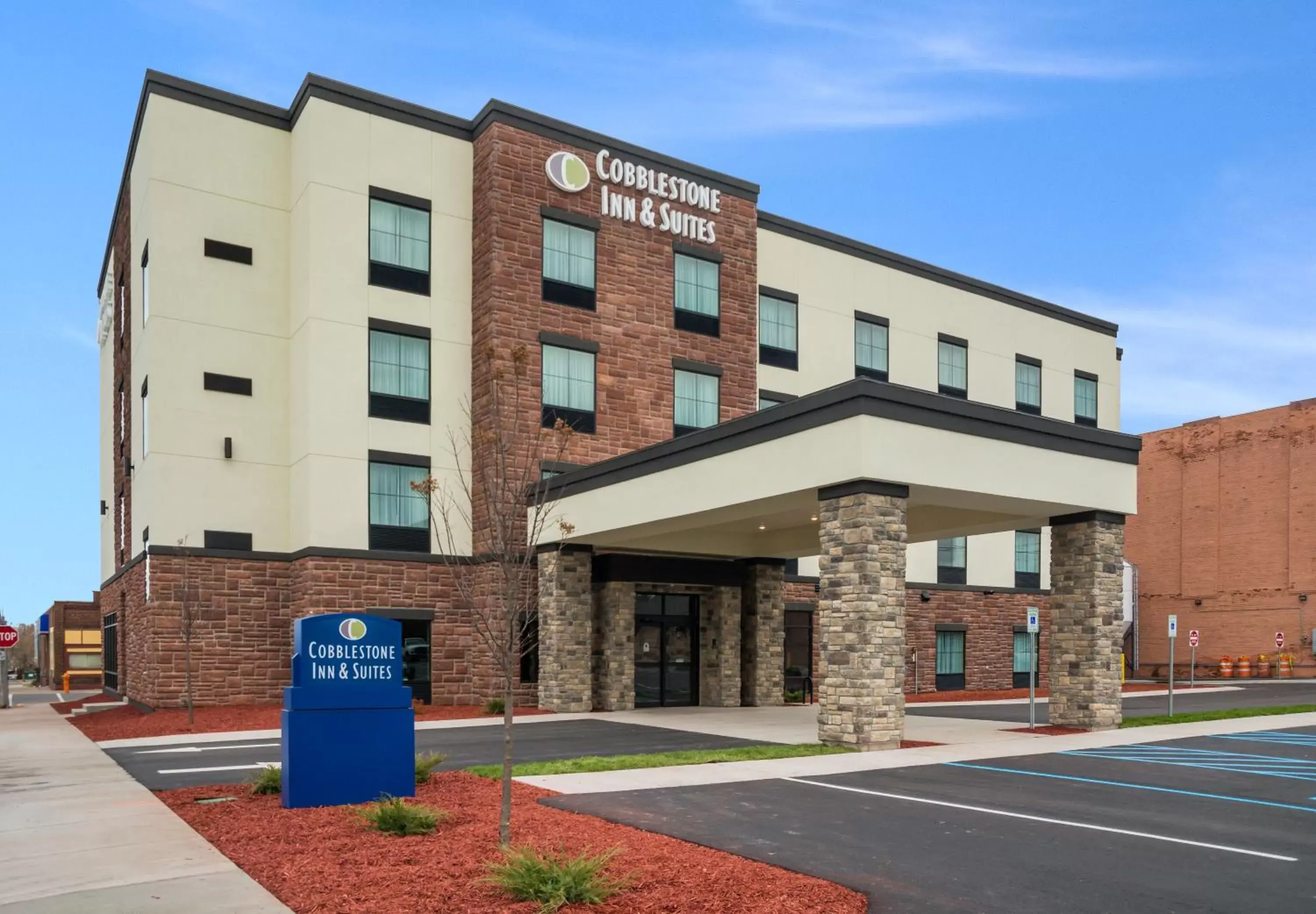 Facade/entrance, Property Building in Cobblestone Inn and Suites - Ashland