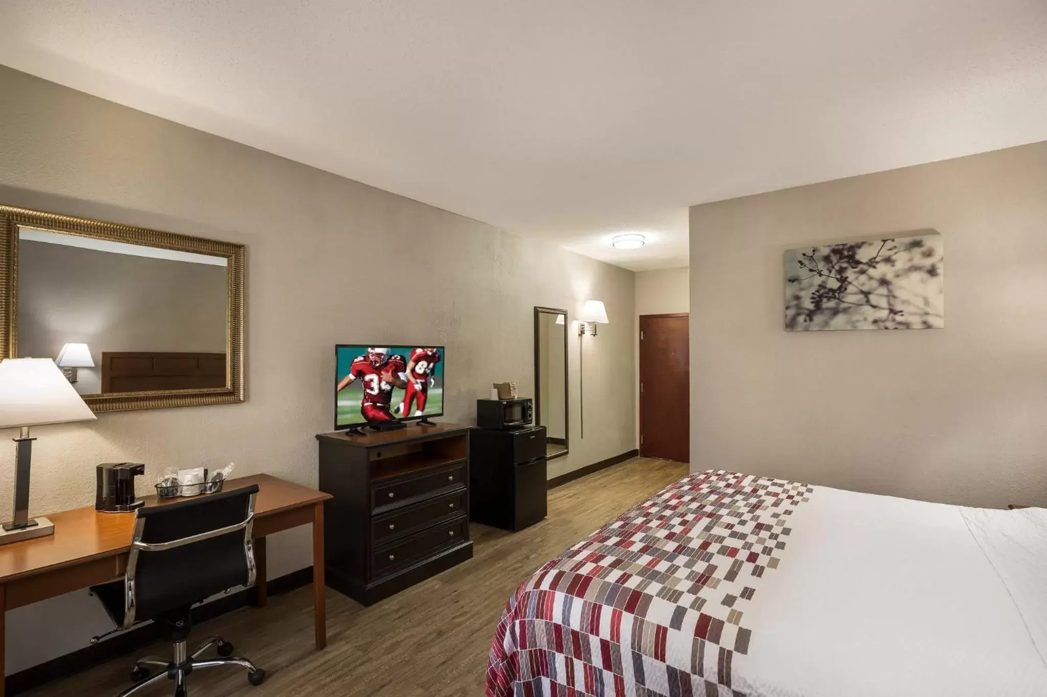 Bedroom, TV/Entertainment Center in Red Roof Inn & Suites Bloomsburg - Mifflinville