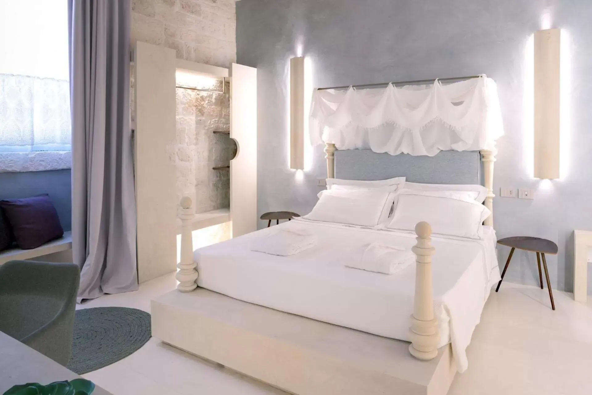 Bed in Vico Bianco Raro Villas Smart Rooms Collection