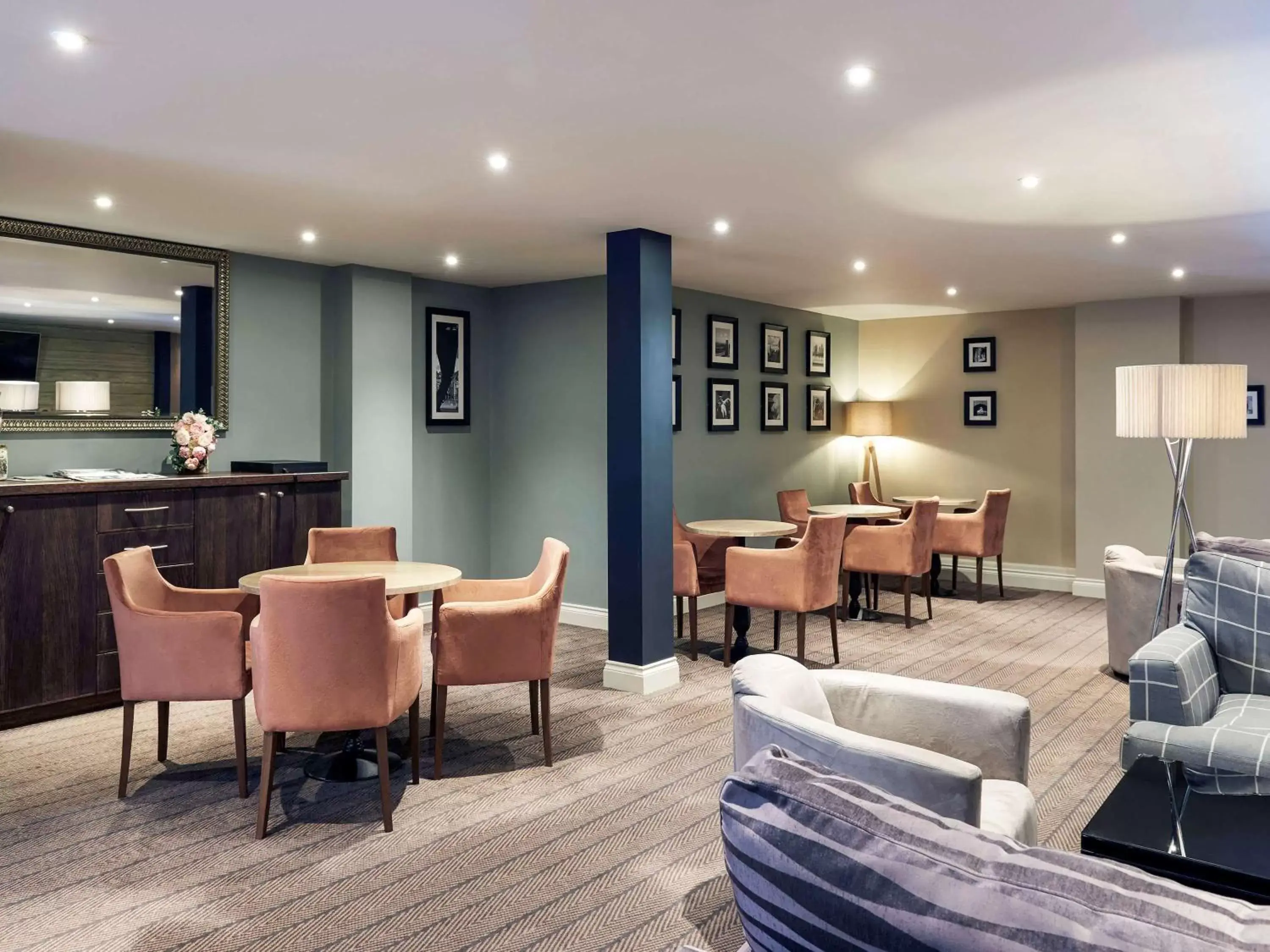 Lounge or bar, Restaurant/Places to Eat in Mercure Shrewsbury Albrighton Hall Hotel & Spa