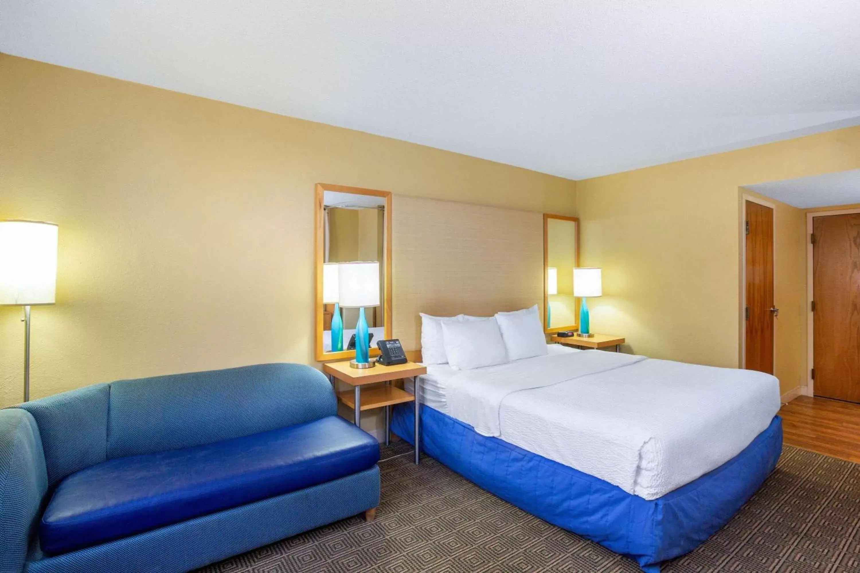 Photo of the whole room, Bed in La Quinta by Wyndham Sarasota Downtown