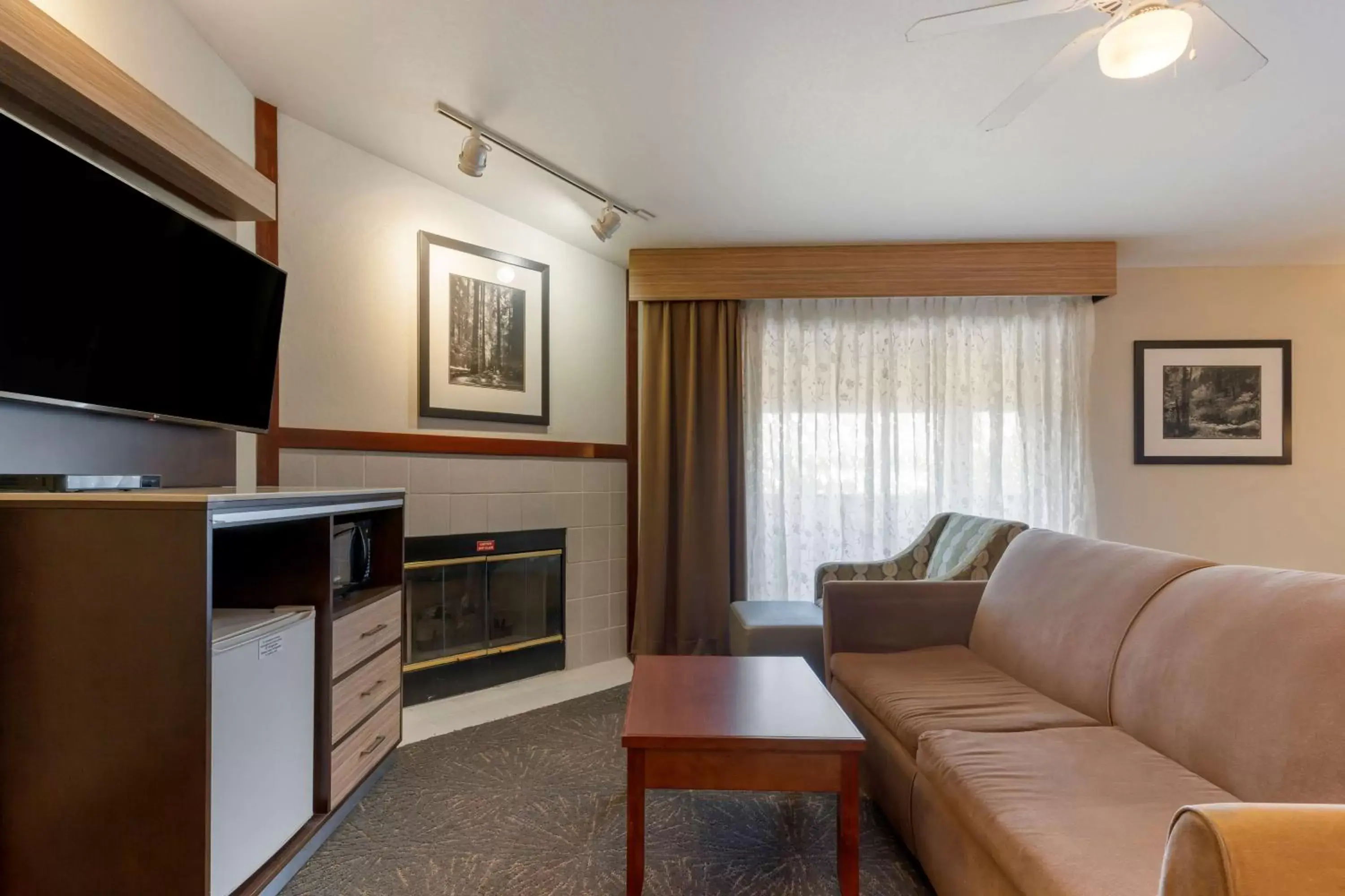 Bedroom, Seating Area in Best Western Plus Forest Park Inn